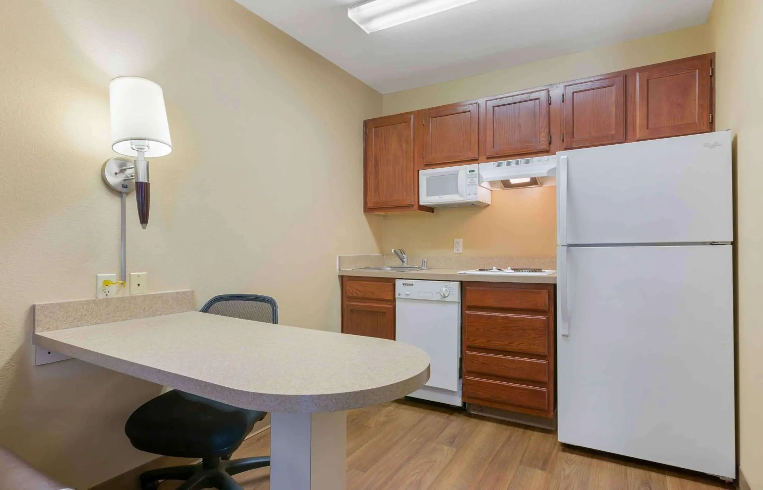 Bedroom, Kitchen/Kitchenette in Extended Stay America Suites - Phoenix - Chandler - E Chandler Blvd
