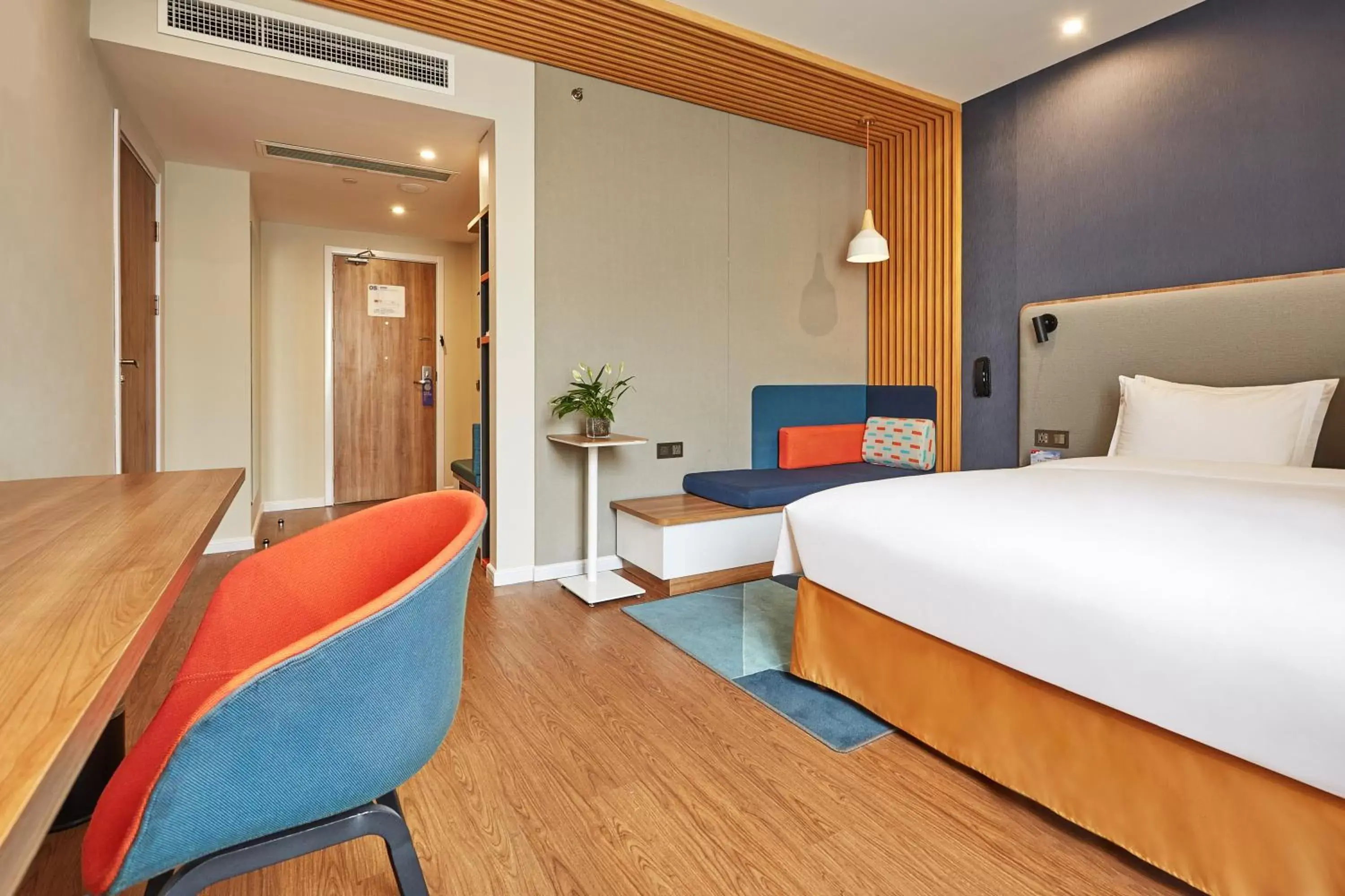 Photo of the whole room, Bed in Holiday Inn Express Nanjing Xuanwu Lake, an IHG Hotel