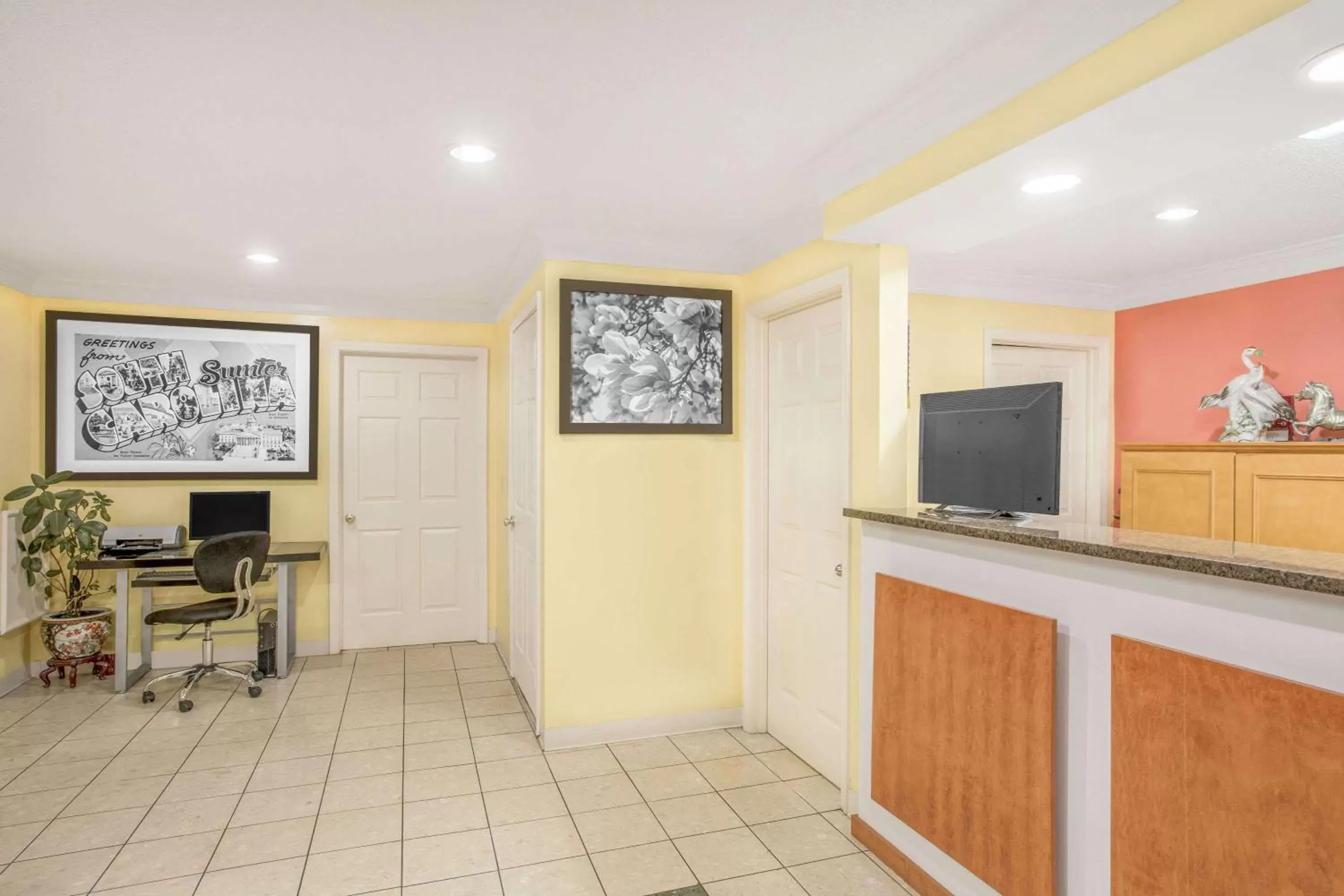 Lobby or reception, TV/Entertainment Center in Super 8 by Wyndham Sumter