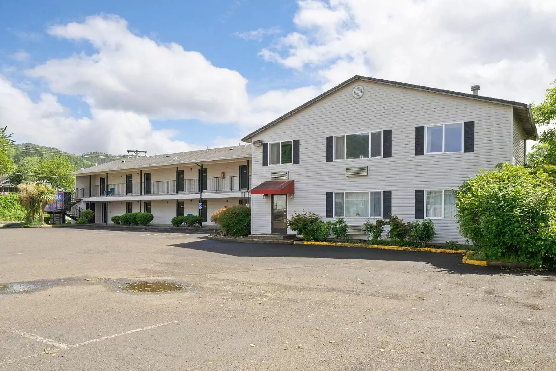 Property Building in Garibaldi Inn at the Bay