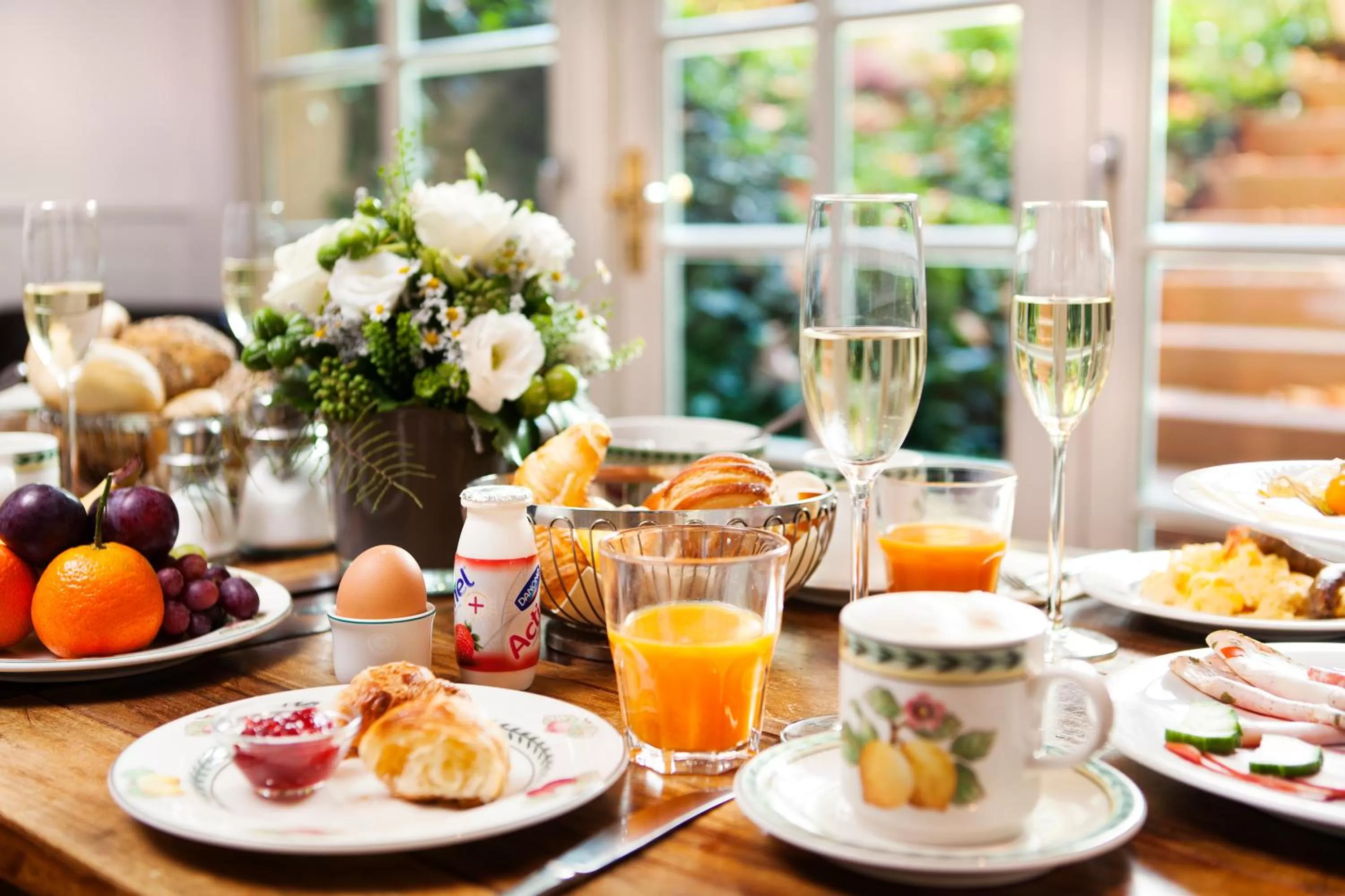 Food and drinks in THE GATE GARDEN Hotel