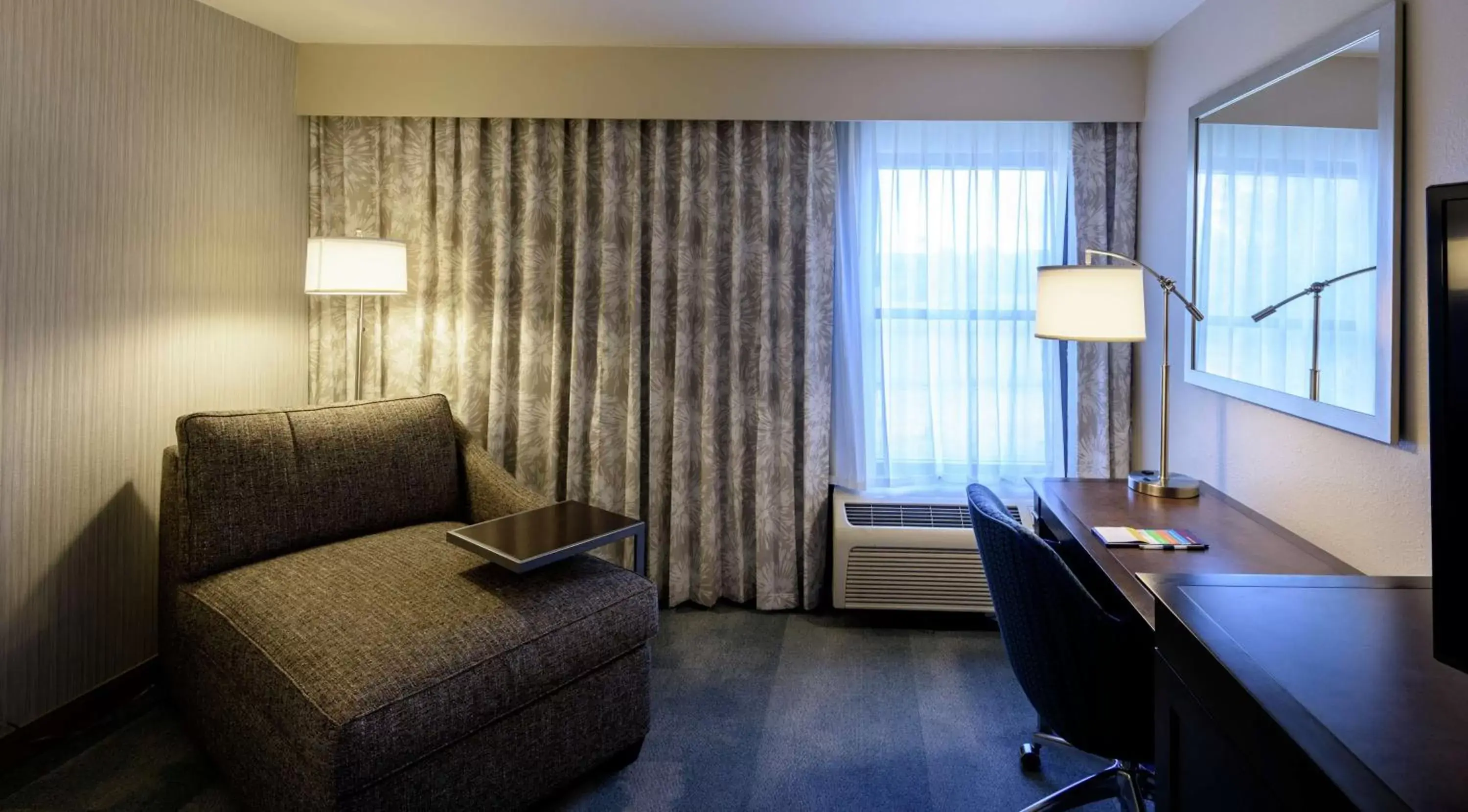 Bedroom, Seating Area in Hampton Inn & Suites Jackson Coliseum