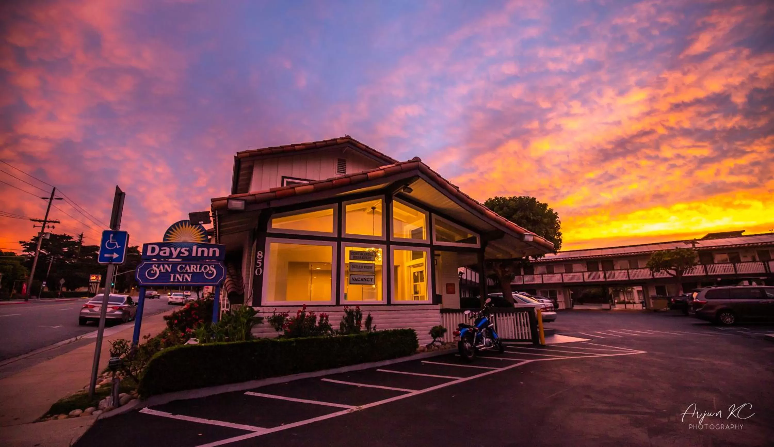 Property building in Days Inn by Wyndham Monterey Downtown