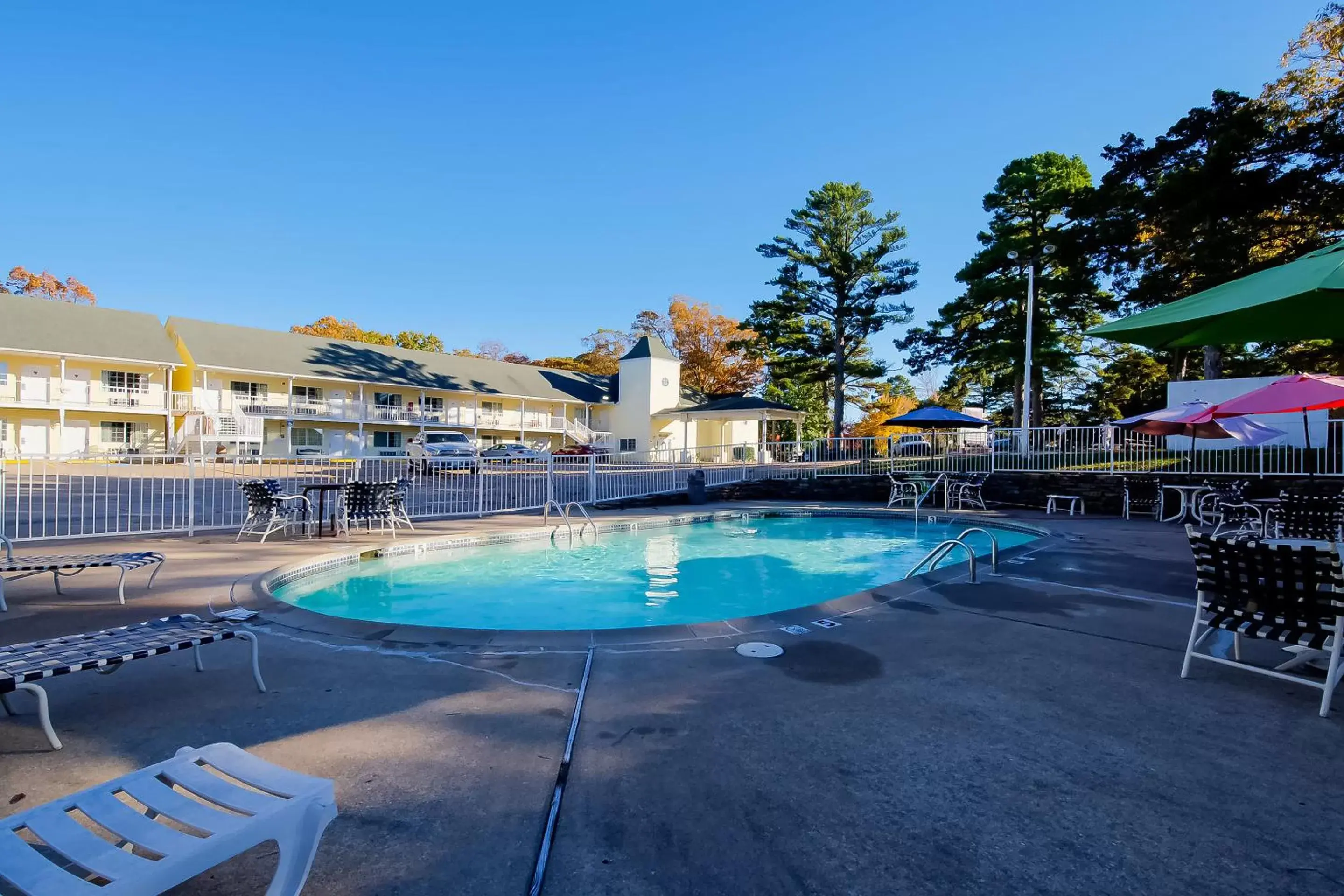 Swimming Pool in Hotel O Eureka Springs - Christ of Ozark Area