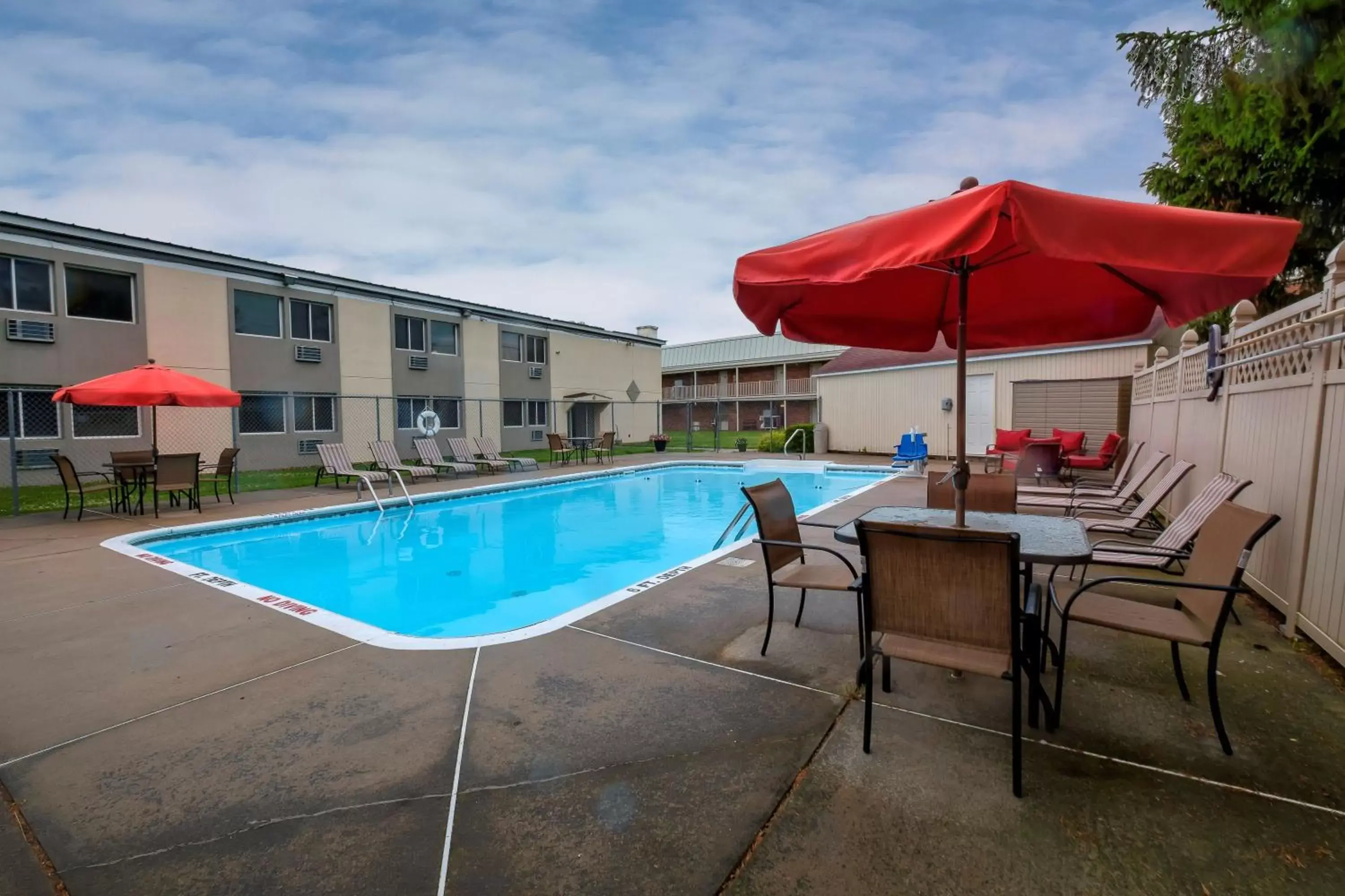Swimming pool in Red Roof Inn and Suites Herkimer Swimming pool in Red Roof Inn and Suites Herkimer