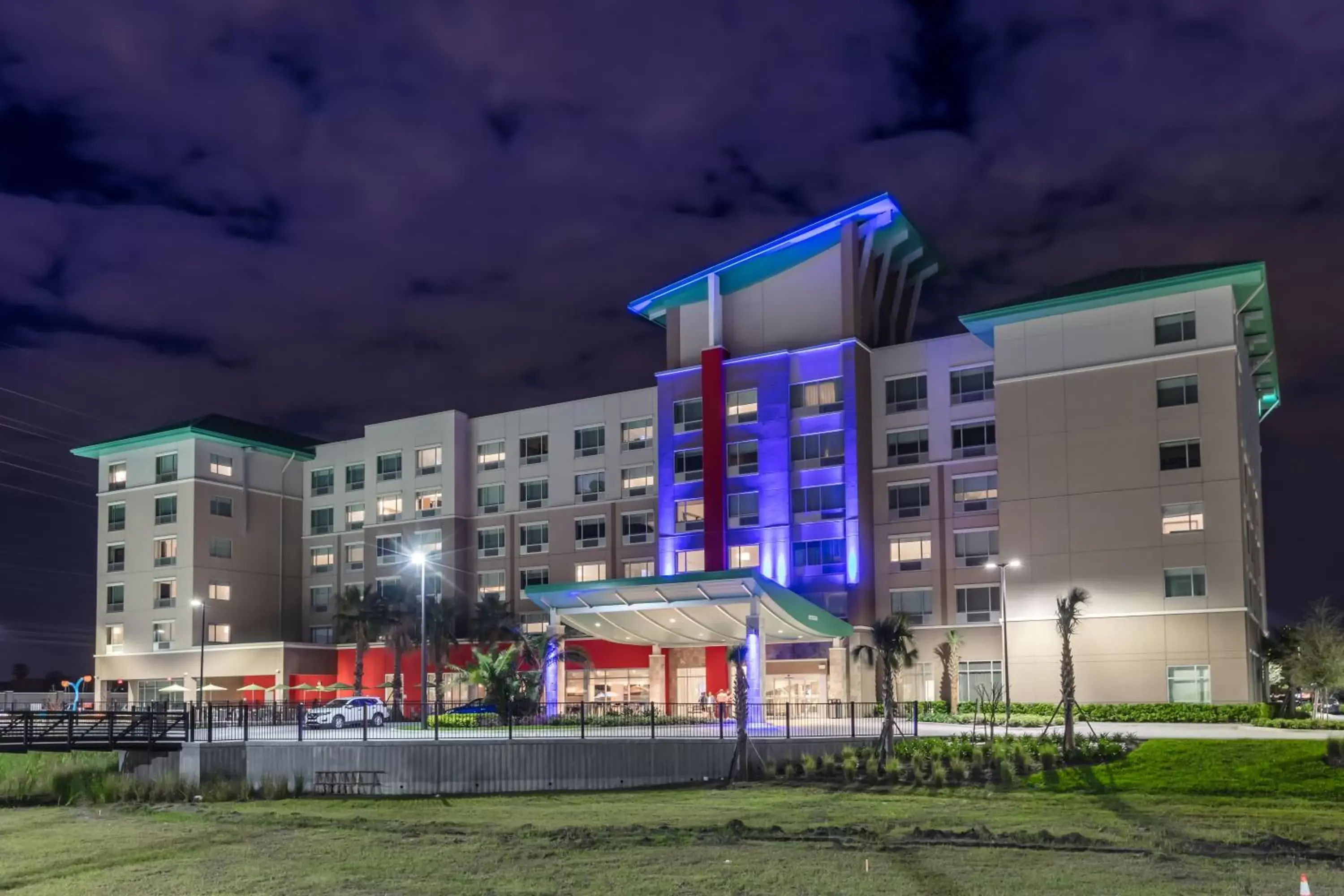 Property Building in Holiday Inn Express & Suites - Orlando At Seaworld, an IHG Hotel