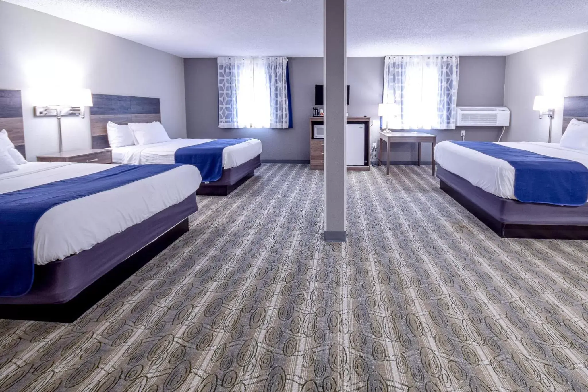 Bedroom, Bed in Days Inn & Suites by Wyndham Wisconsin Dells