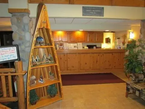 Lobby or reception, Kitchen/Kitchenette in AmeriVu Inn & Suites