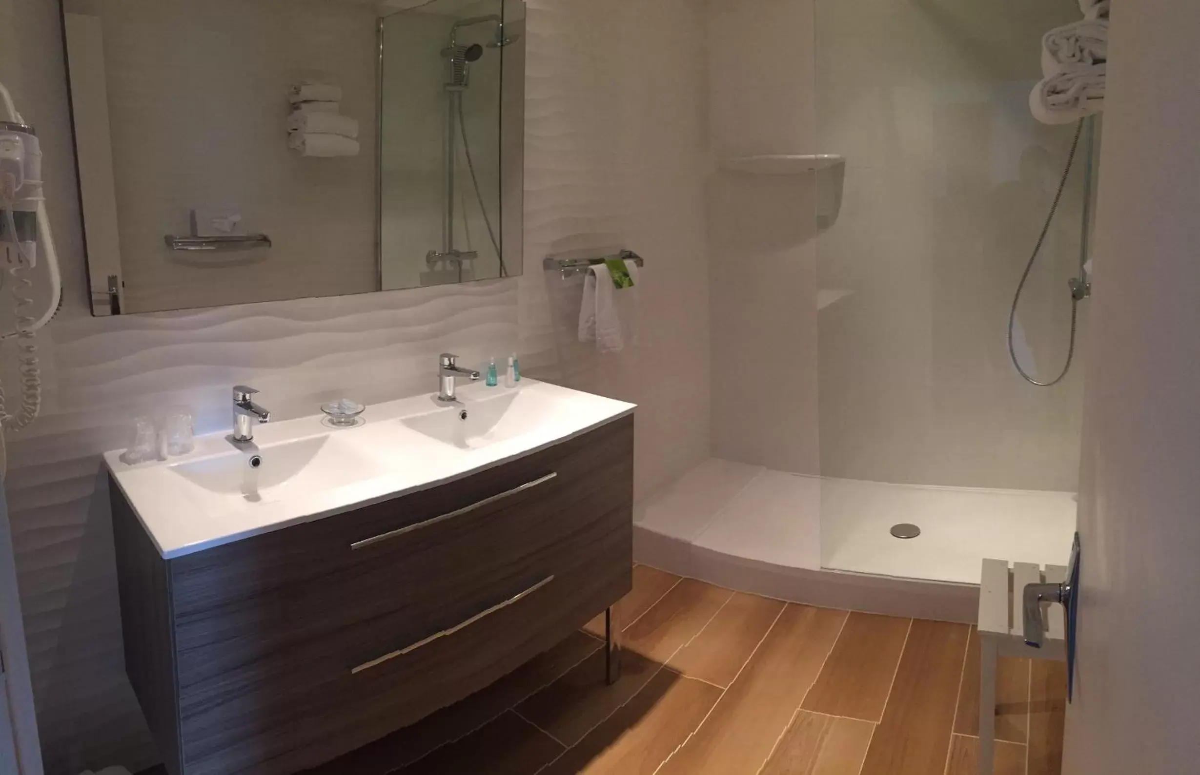 Bathroom in Le Galion Hotel et Restaurant Canet Plage - Logis