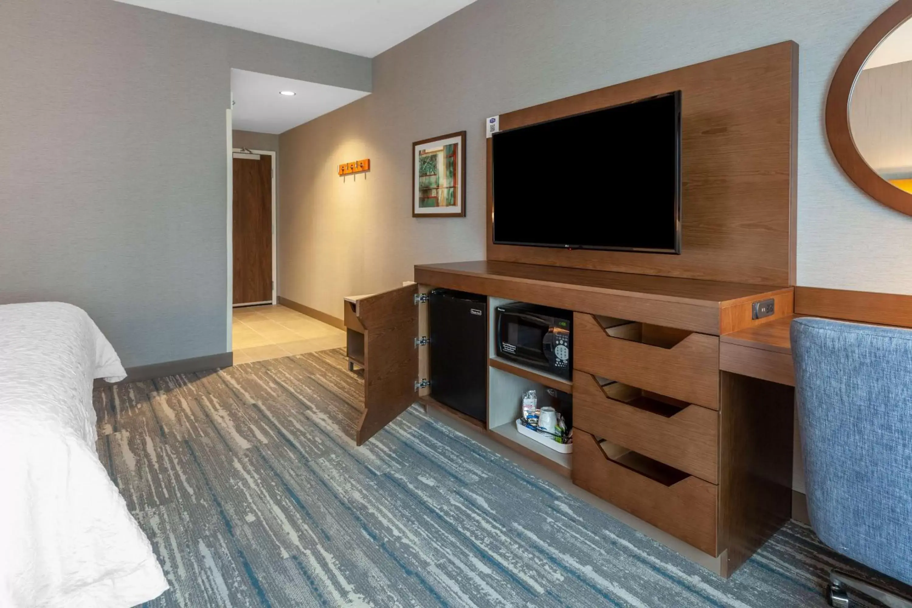 Bedroom, TV/Entertainment Center in Hampton Inn & Suites Bloomfield Hills Detroit