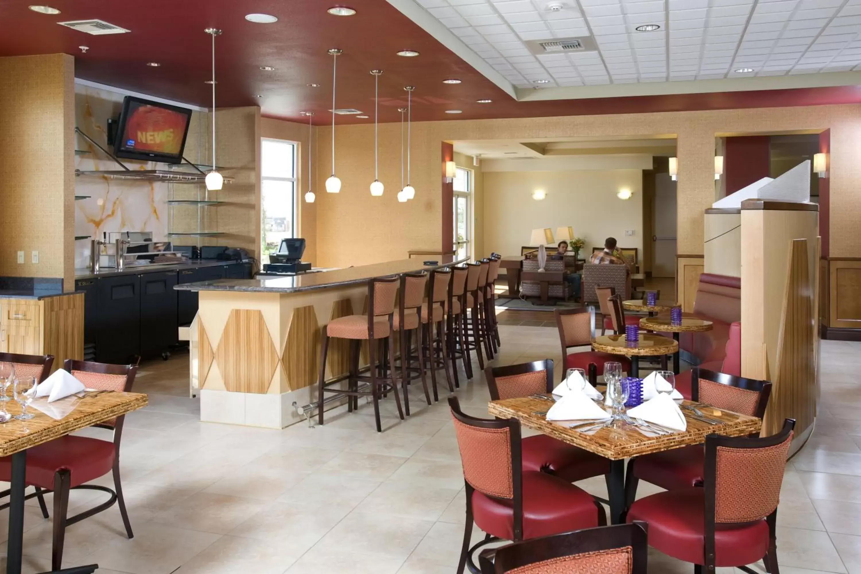 Lounge or bar, Restaurant/Places to Eat in Holiday Inn Hotel & Suites Bakersfield, an IHG Hotel