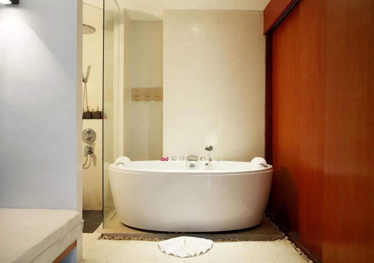 Beach Front Pool Villa with Daily Complimentary Mini-bar in La Flora Resort Patong Beach Front Pool Villa with Daily Complimentary Mini-bar in La Flora Resort Patong