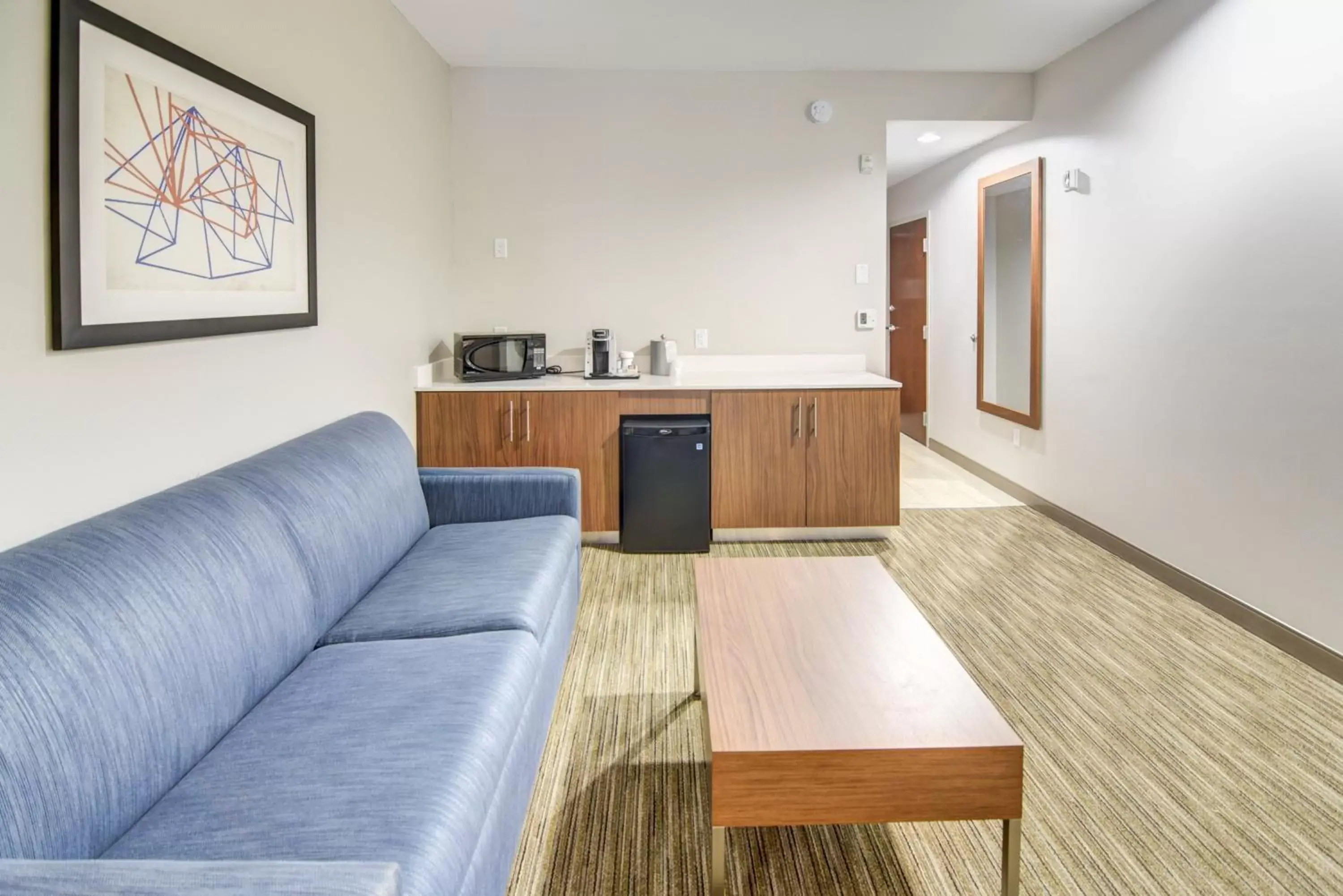 Photo of the whole room, Kitchen/Kitchenette in Holiday Inn Express Hotel & Suites Foley, an IHG Hotel