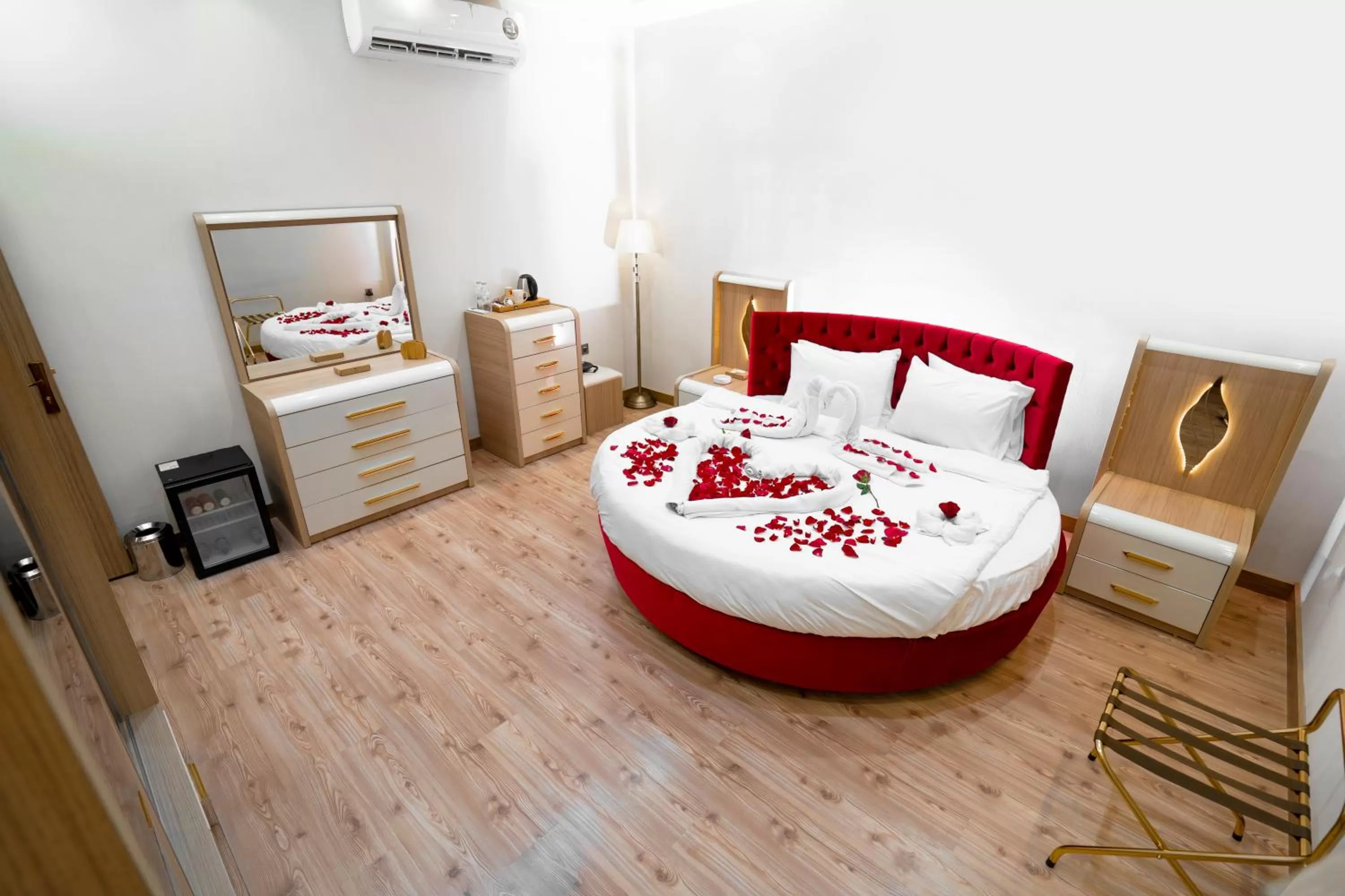 Bedroom, Bed in Al Yarmouk International Hotel