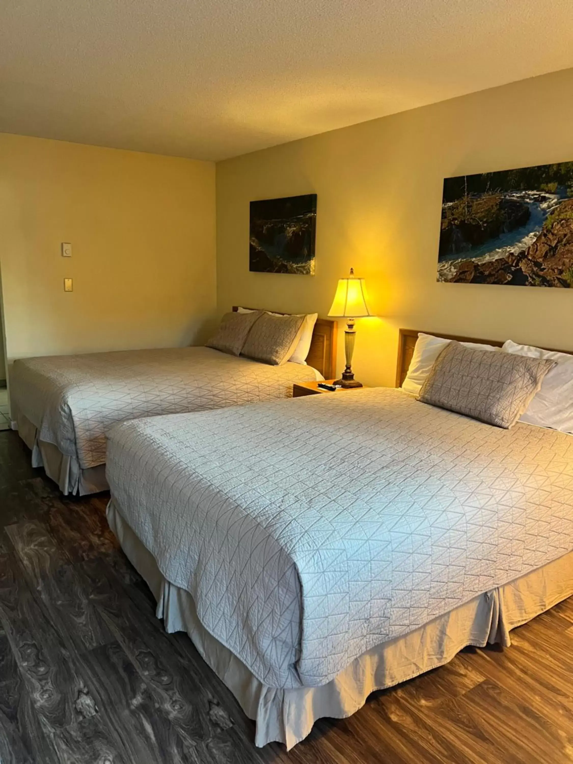 Bed in Timbers INN and Suites