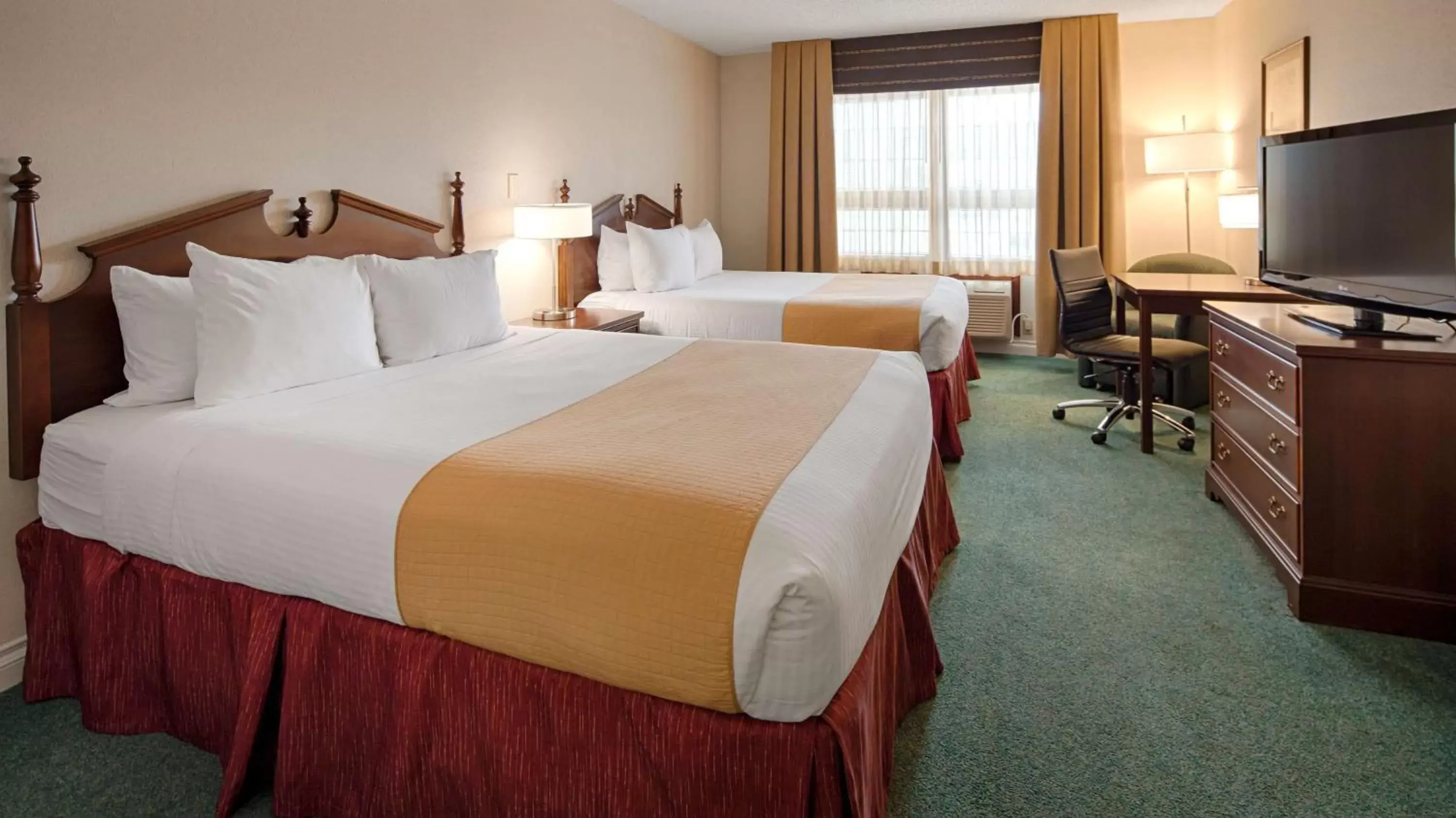 Photo of the whole room, Bed in Best Western Sault Ste. Marie