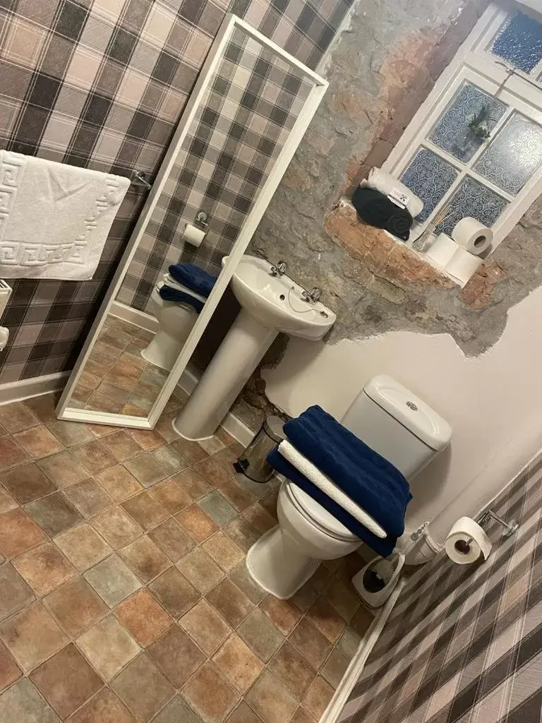 Bathroom in Crosskeys Inn Guest Rooms in Wye Valley