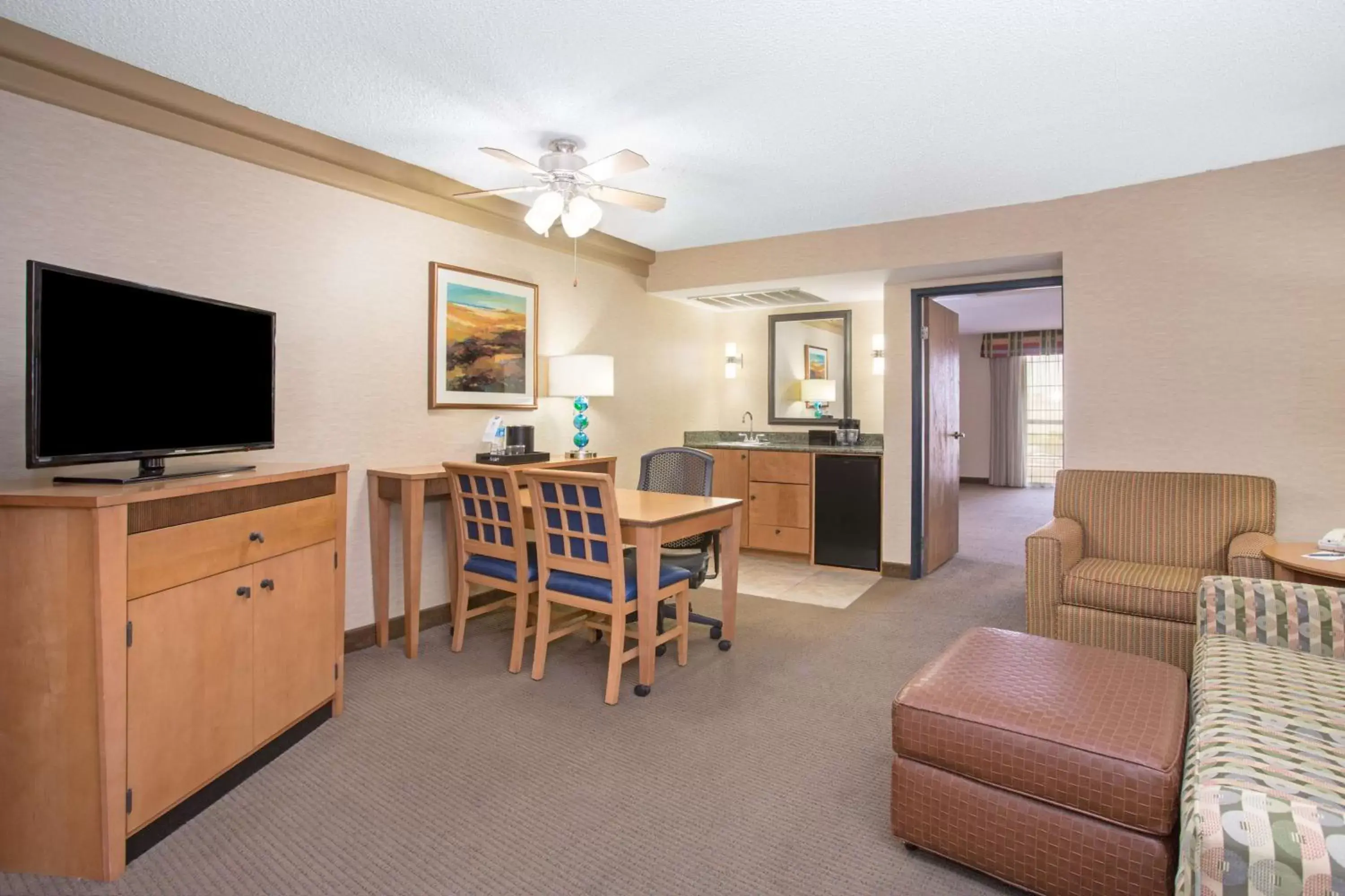 Living room, Seating Area in Embassy Suites by Hilton Phoenix Biltmore