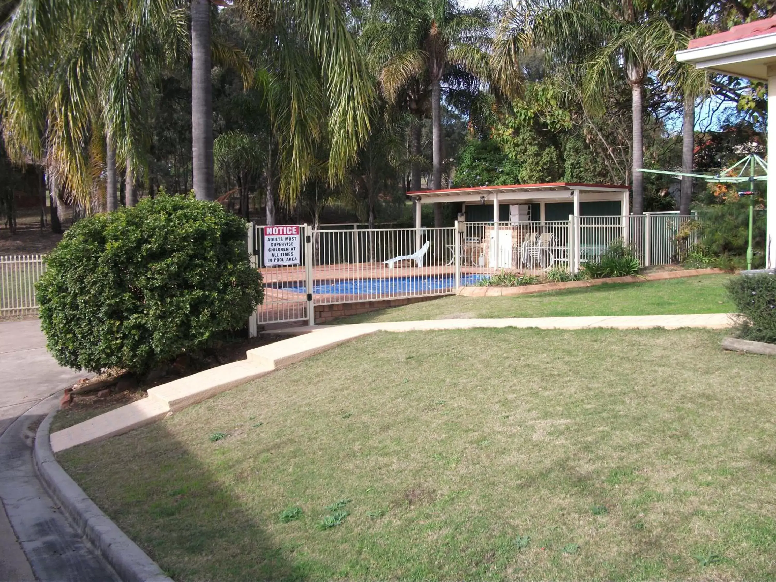 Swimming pool, Garden in Baybrook Motor Inn