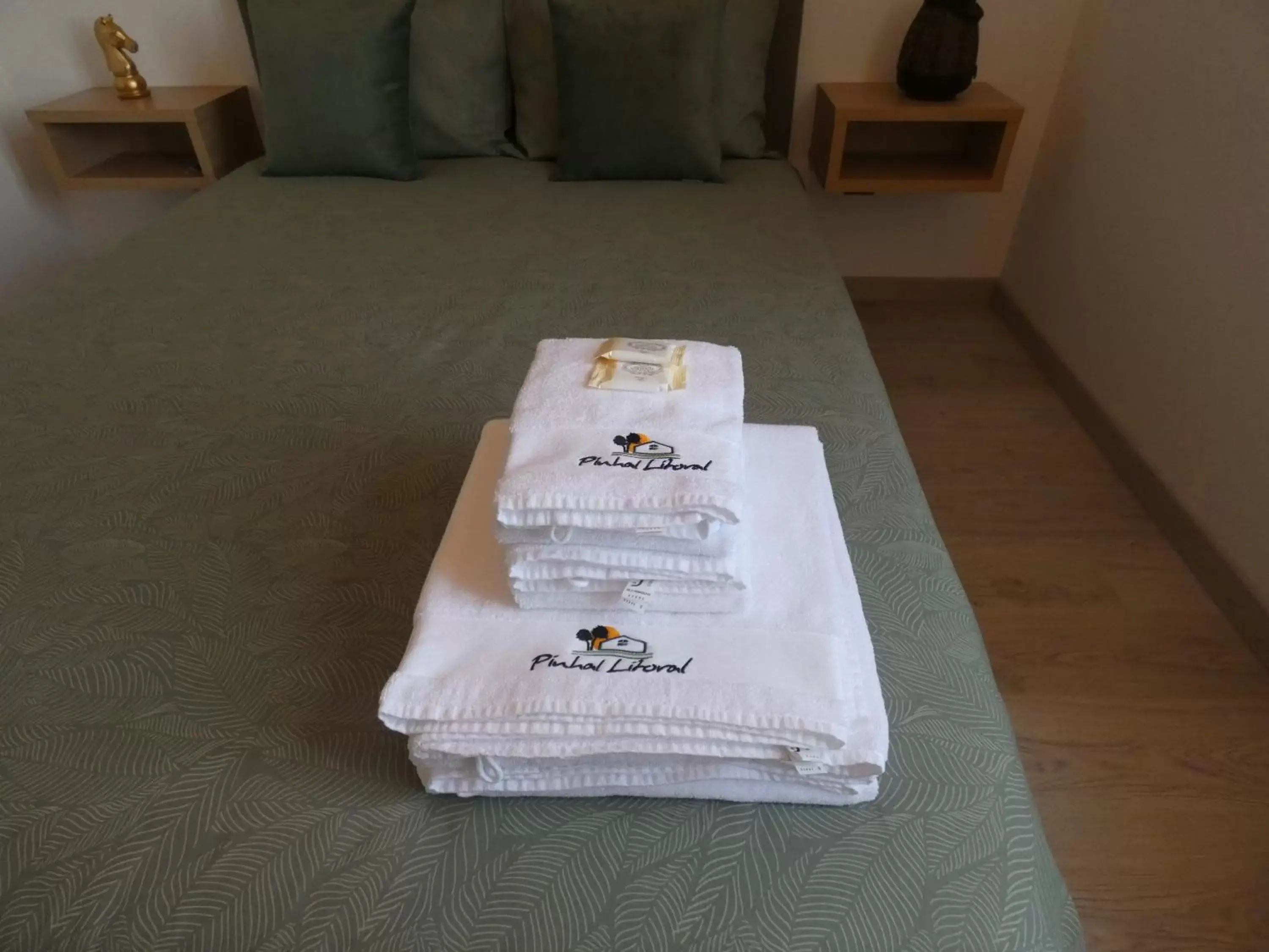 towels, Bed in Pinhal Litoral