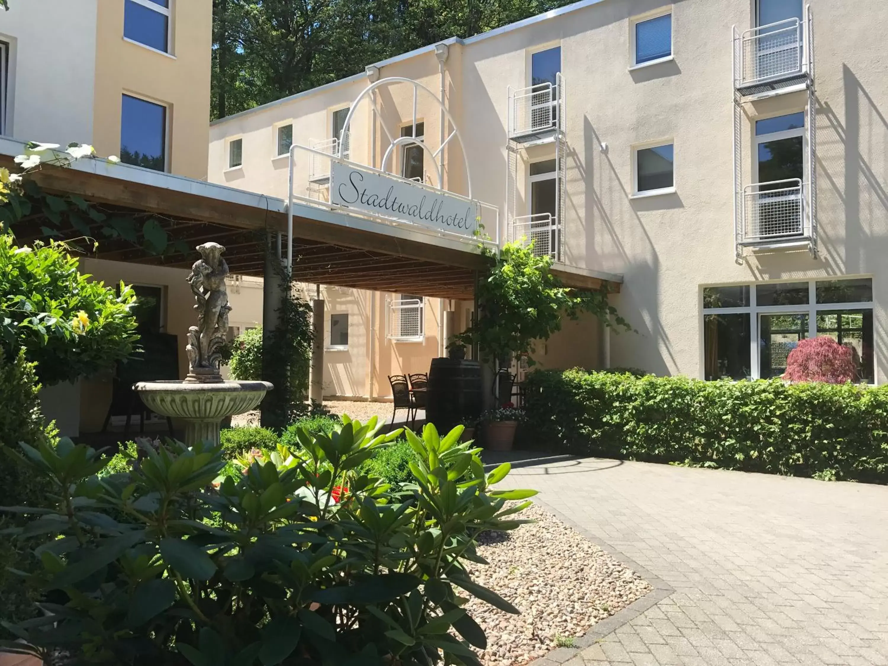 Patio, Property Building in Schroeders Stadtwaldhotel