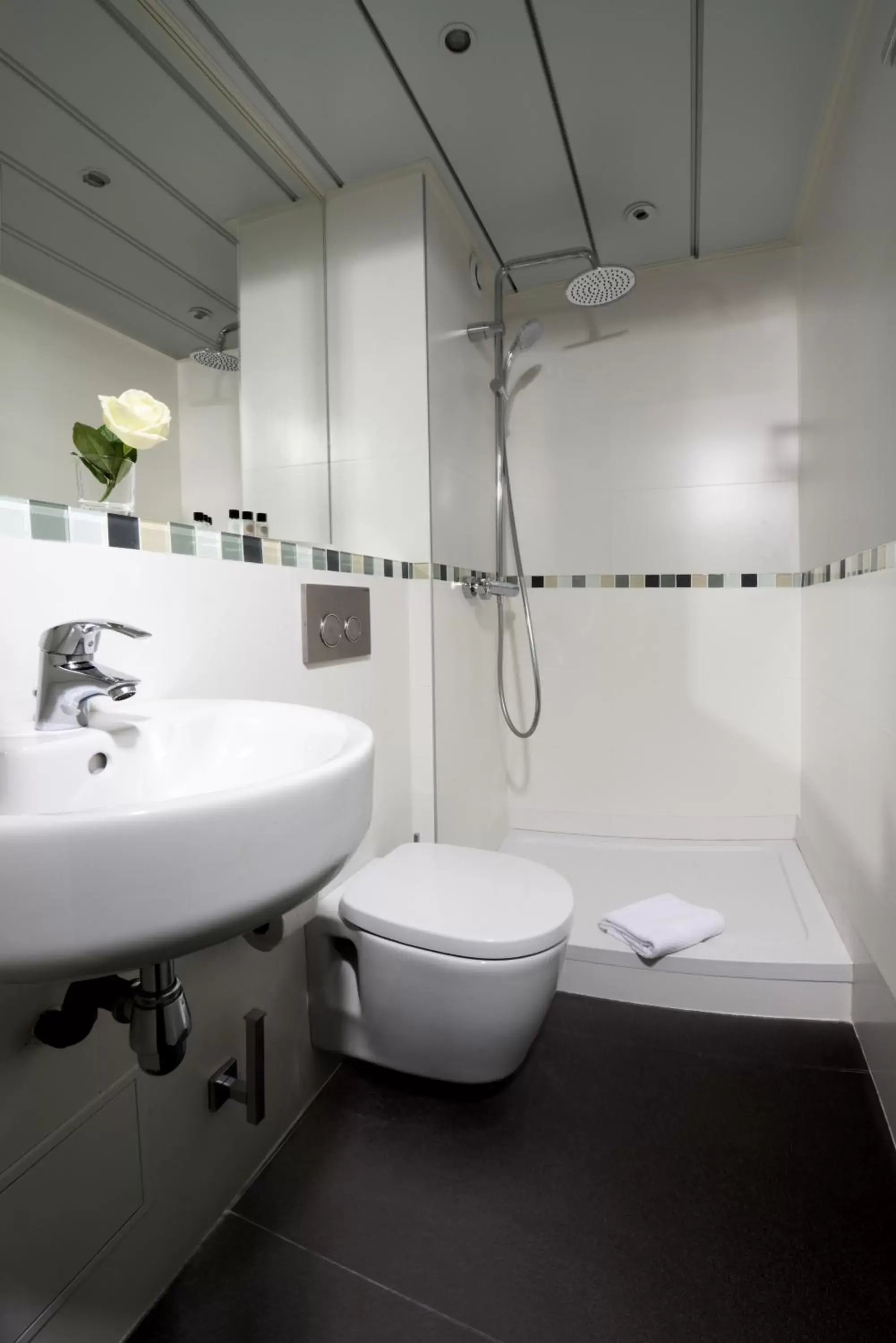 Bathroom in Hôtel Orchidée