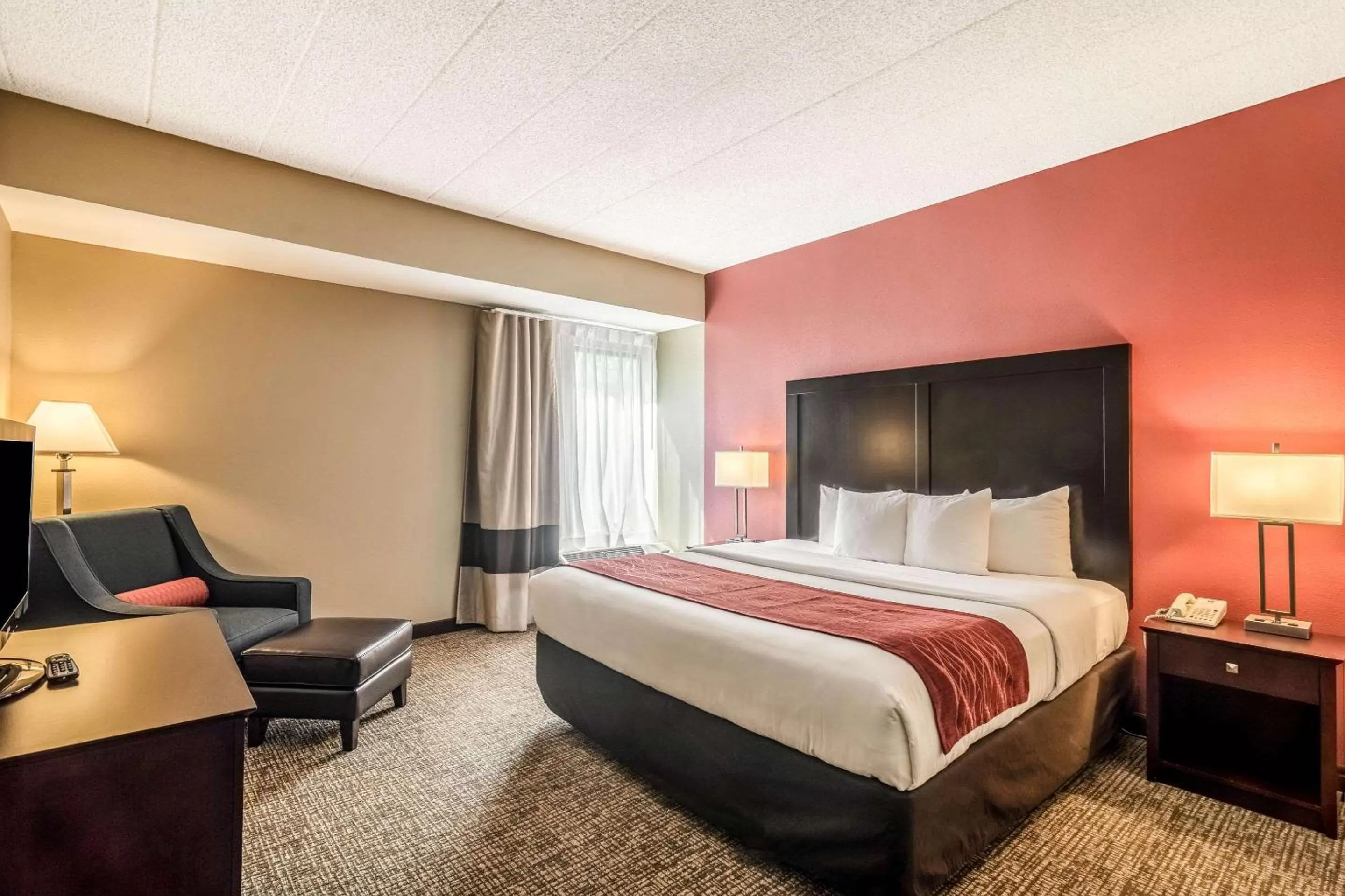 Photo of the whole room, Bed in Comfort Inn Convention Center-Chicago O’hare Airport