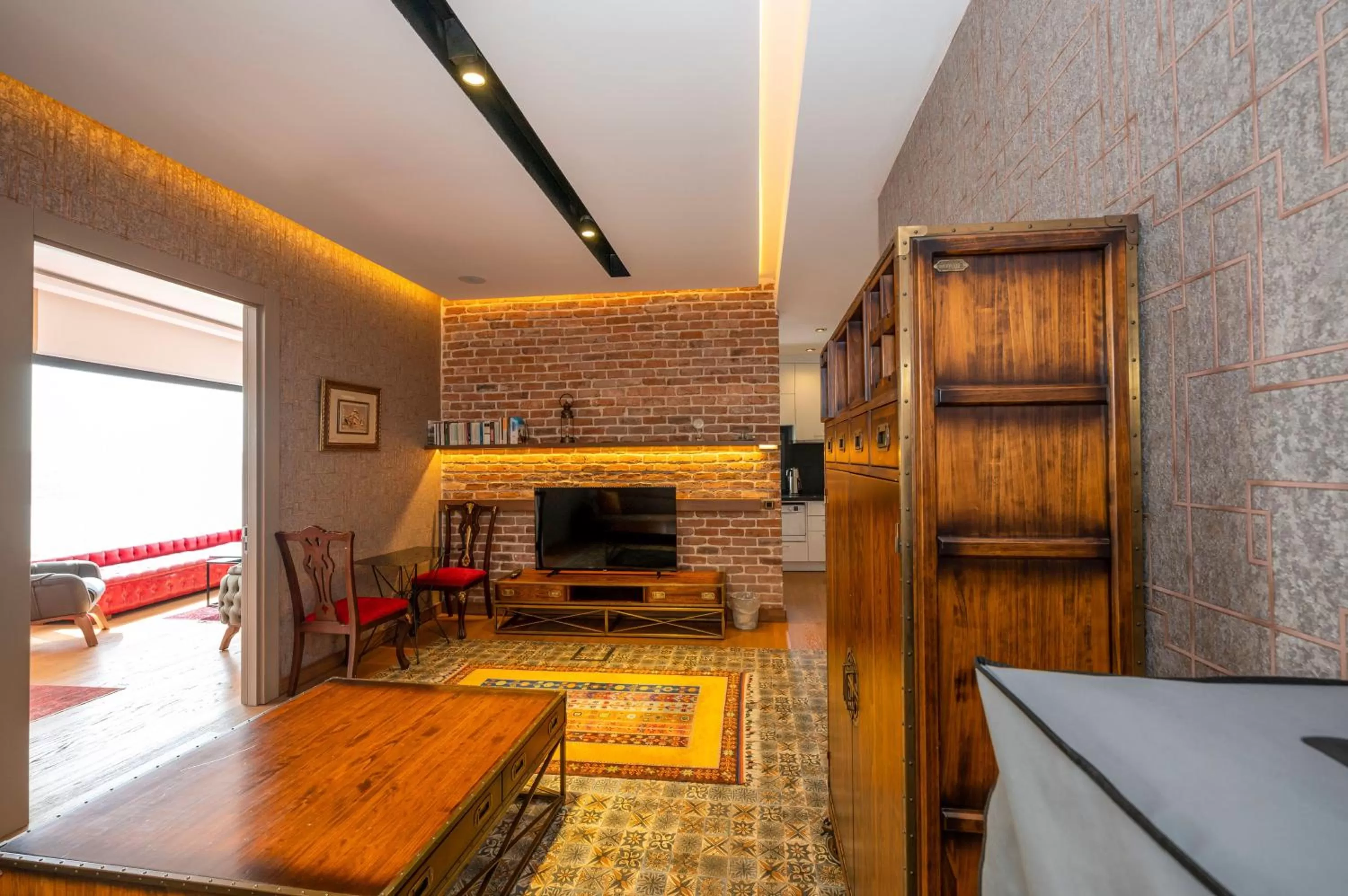 Communal lounge/ TV room in O'Pera Okanlı Suites