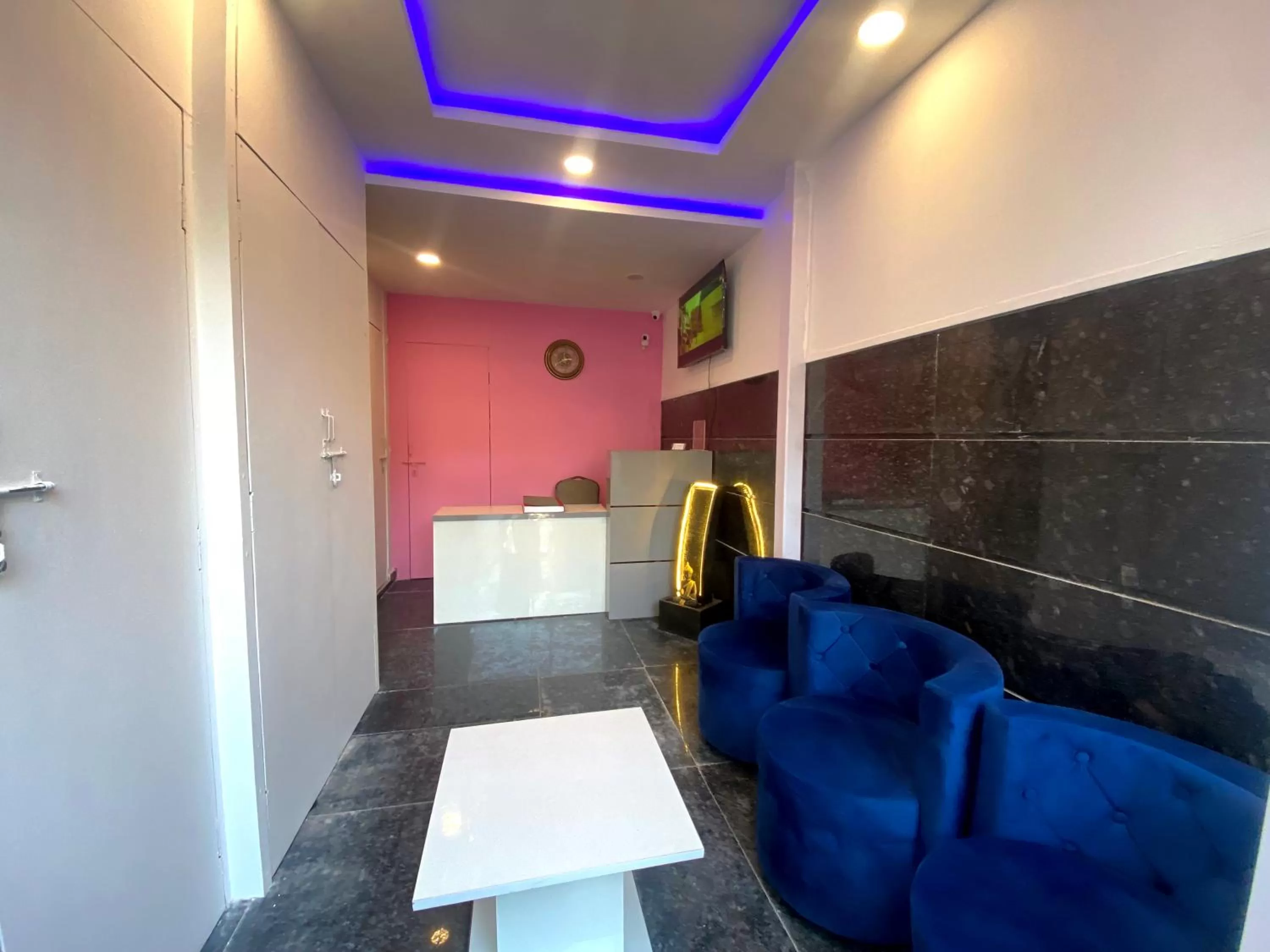 Seating area in The Metro Stay By F9 Hotels-Near Sector 18 Metro Station Noida