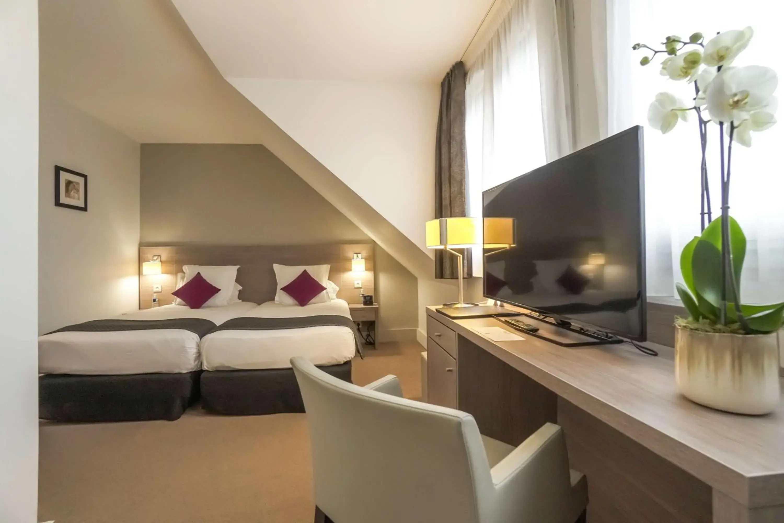 Bedroom, TV/Entertainment Center in Best Western Plus Hotel Du Parc Chantilly