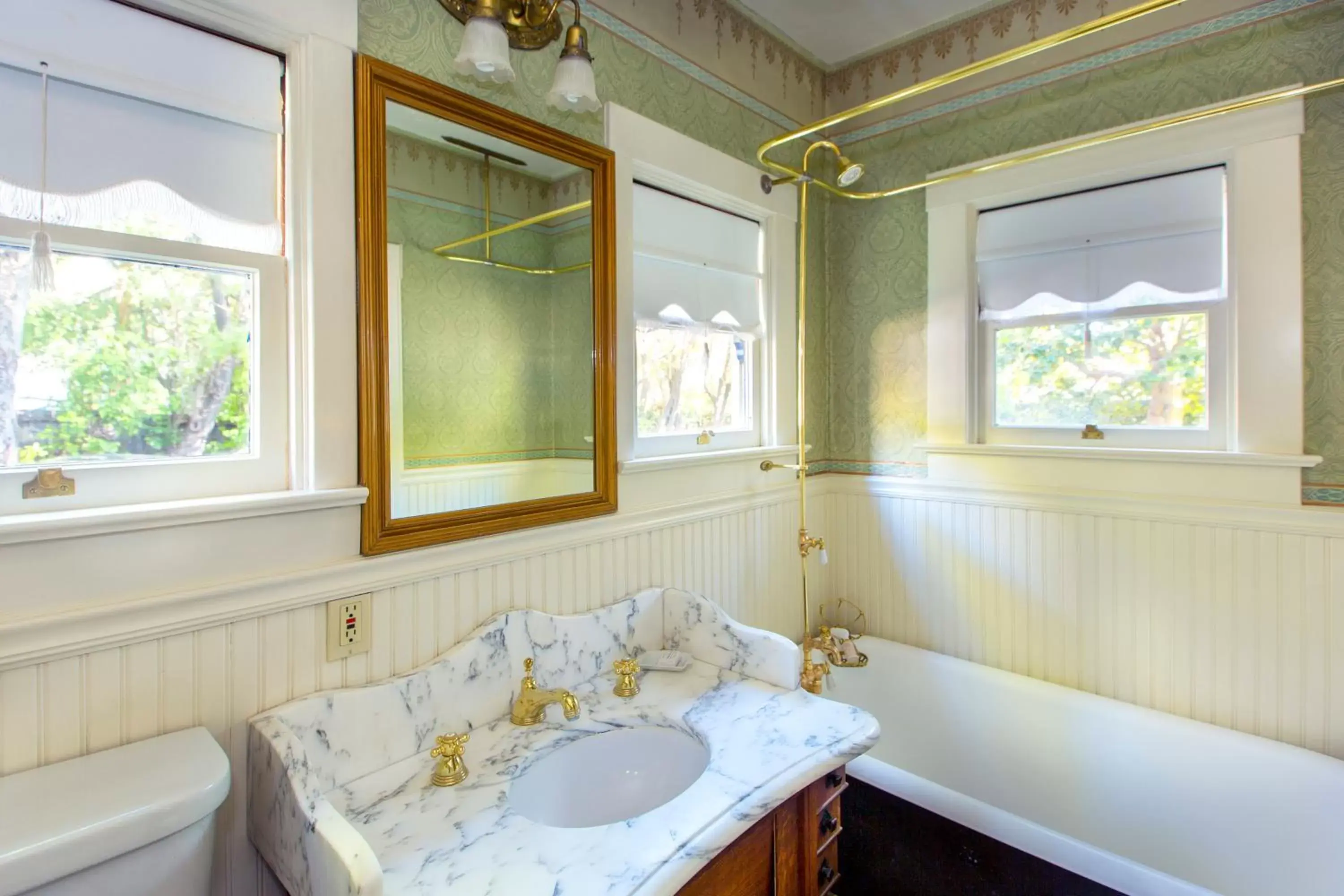 Bathroom in Simpson House Inn