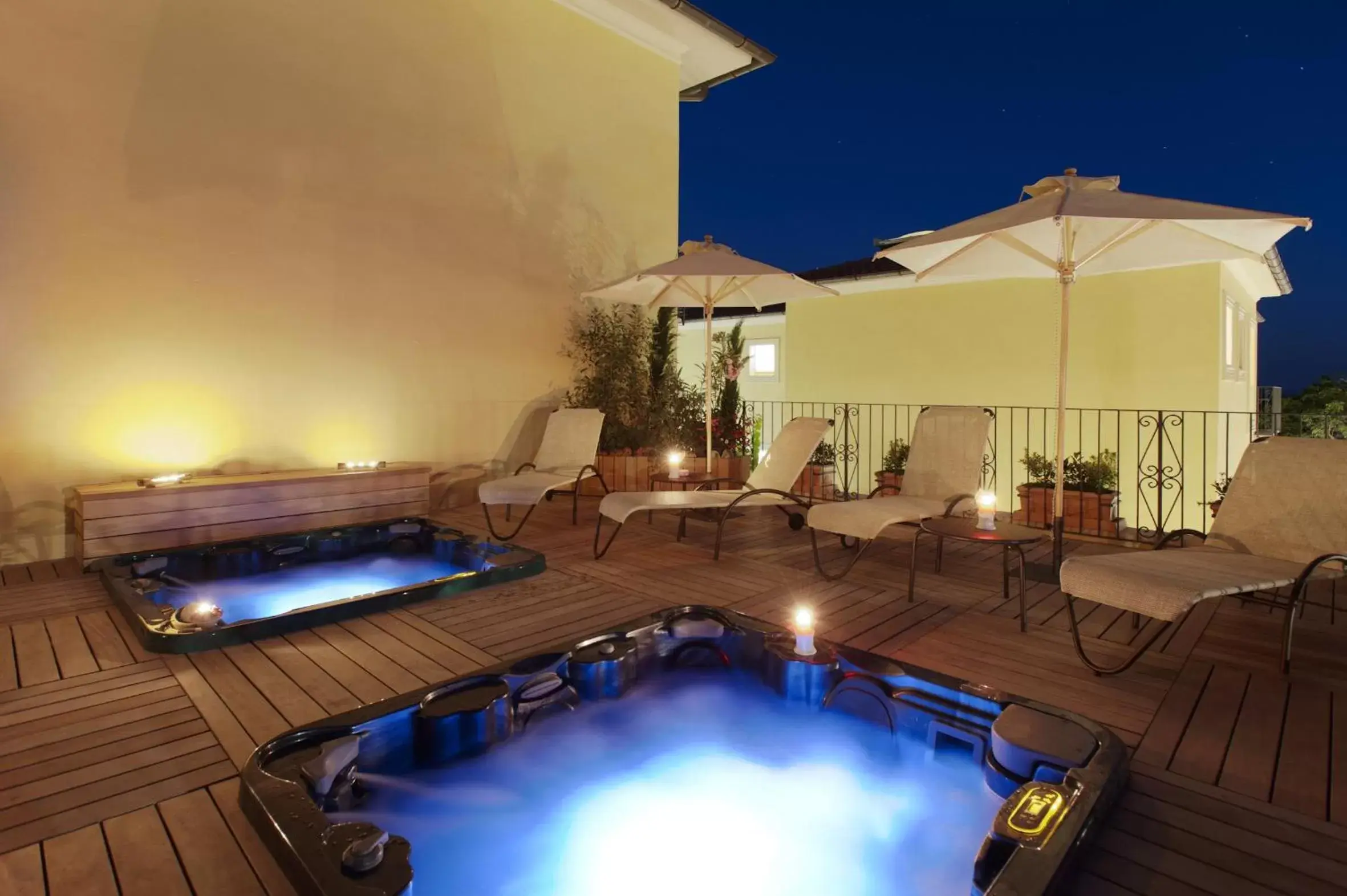 Hot Tub, Swimming Pool in Hotel Corsignano
