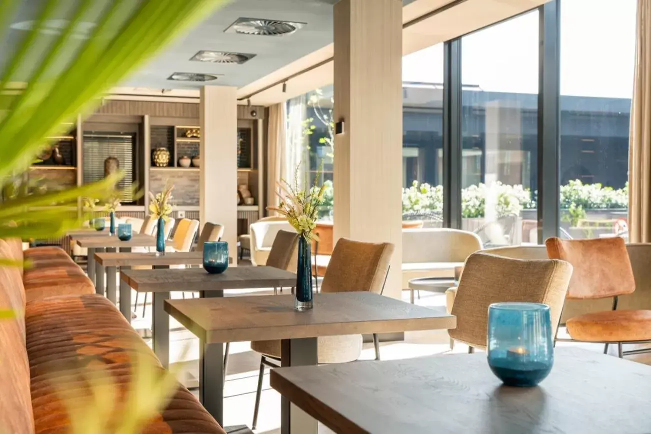 Lounge or bar in Van der Valk Hotel Middelburg