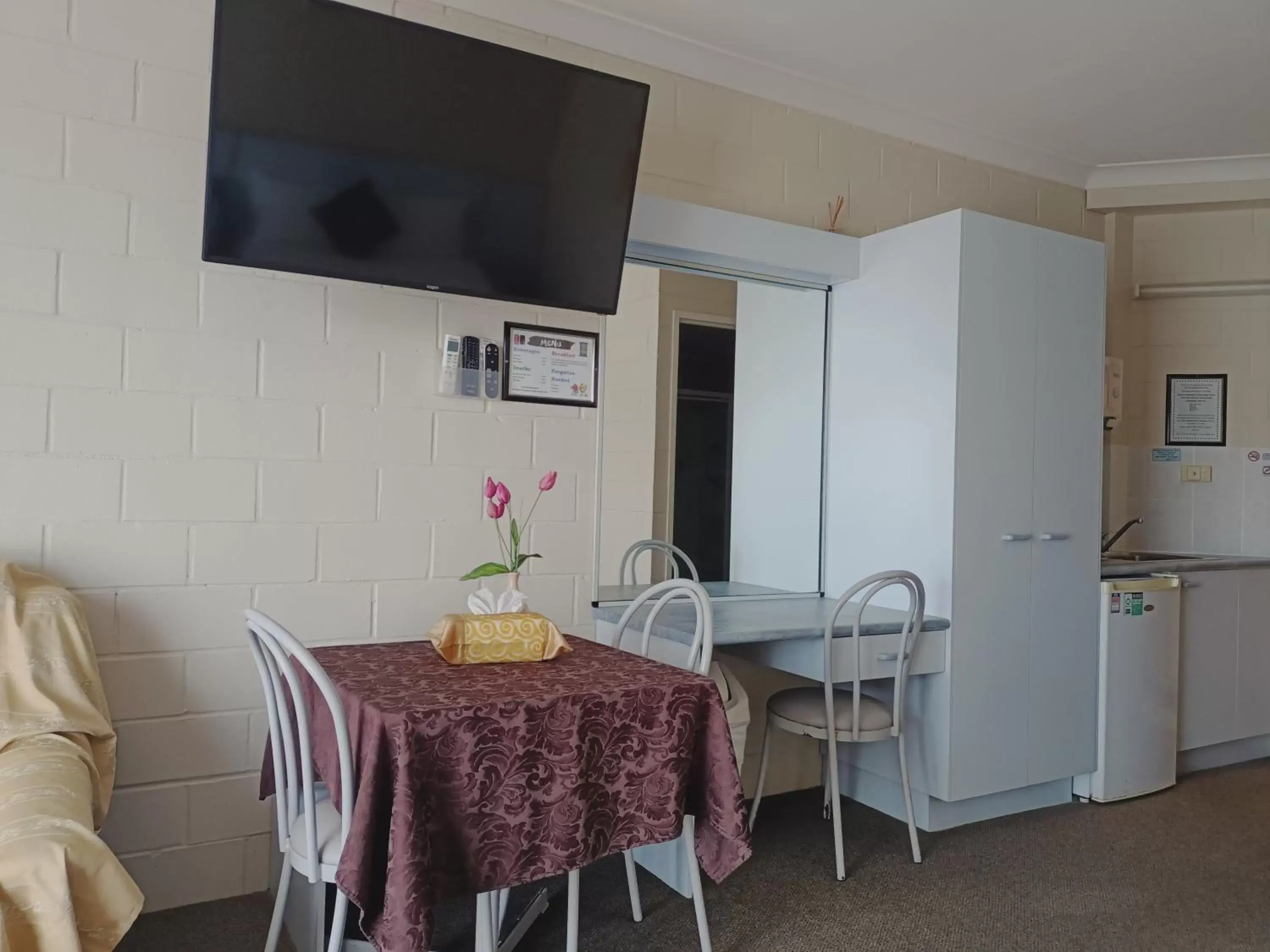 TV and multimedia, TV/Entertainment Center in Admiral Nelson Motor Inn