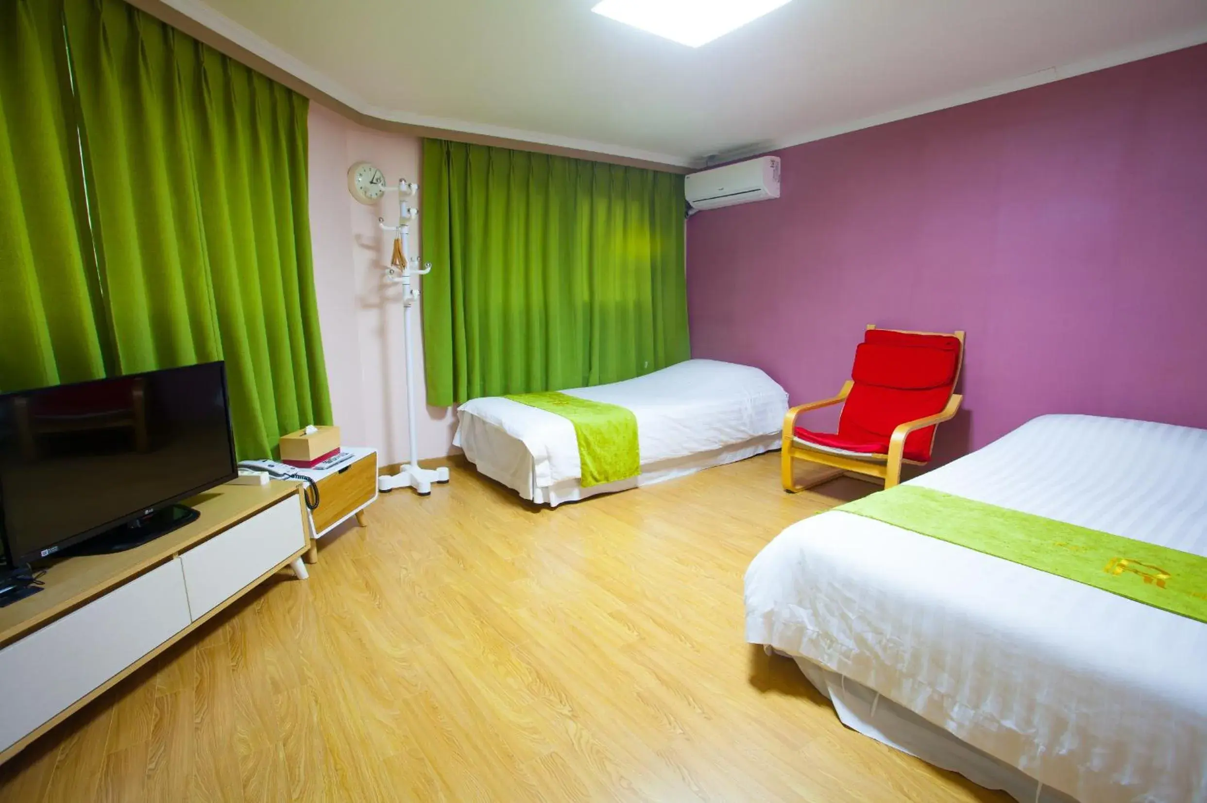 Photo of the whole room, Bed in Jeju R Guesthouse