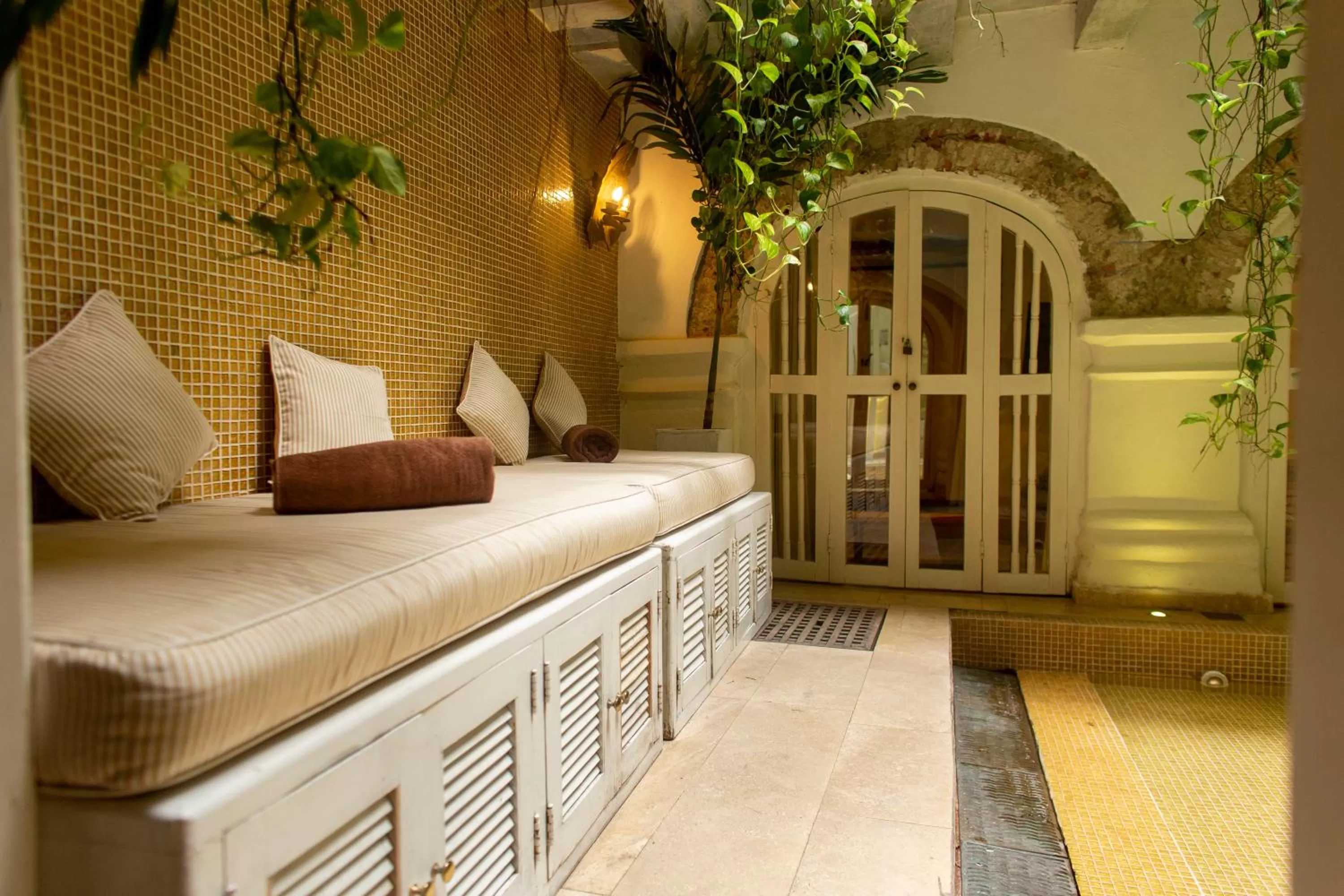 Swimming pool, Bed in Leones de Alba Hotel Boutique