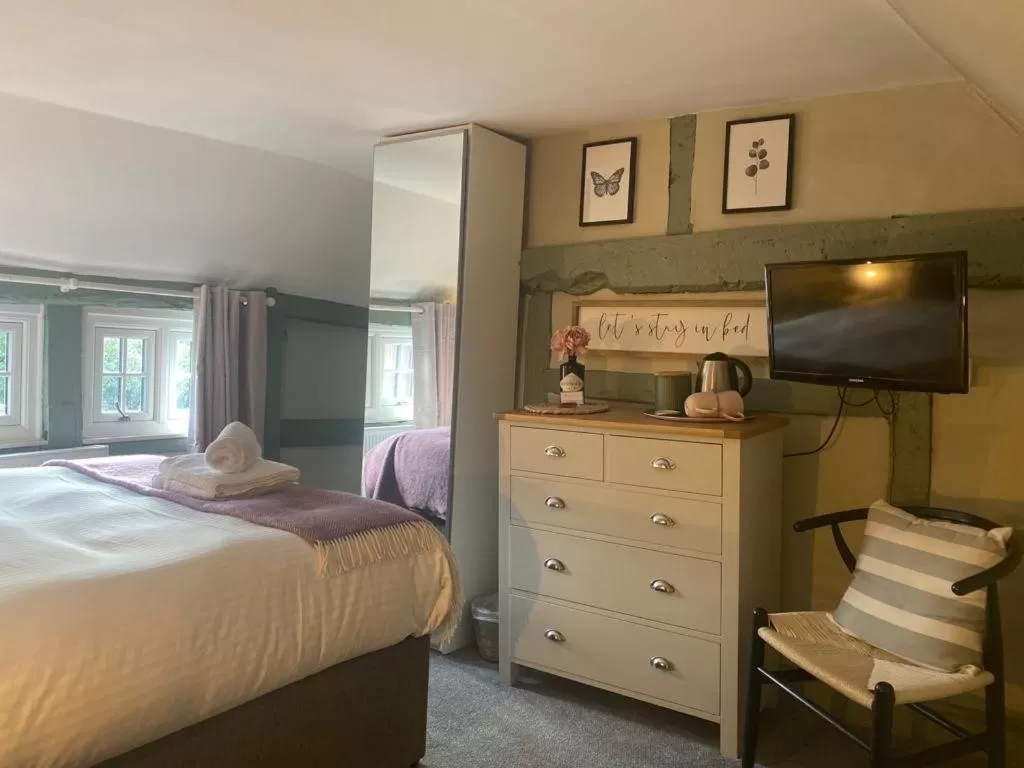 Photo of the whole room, Bed in The Windmill Inn