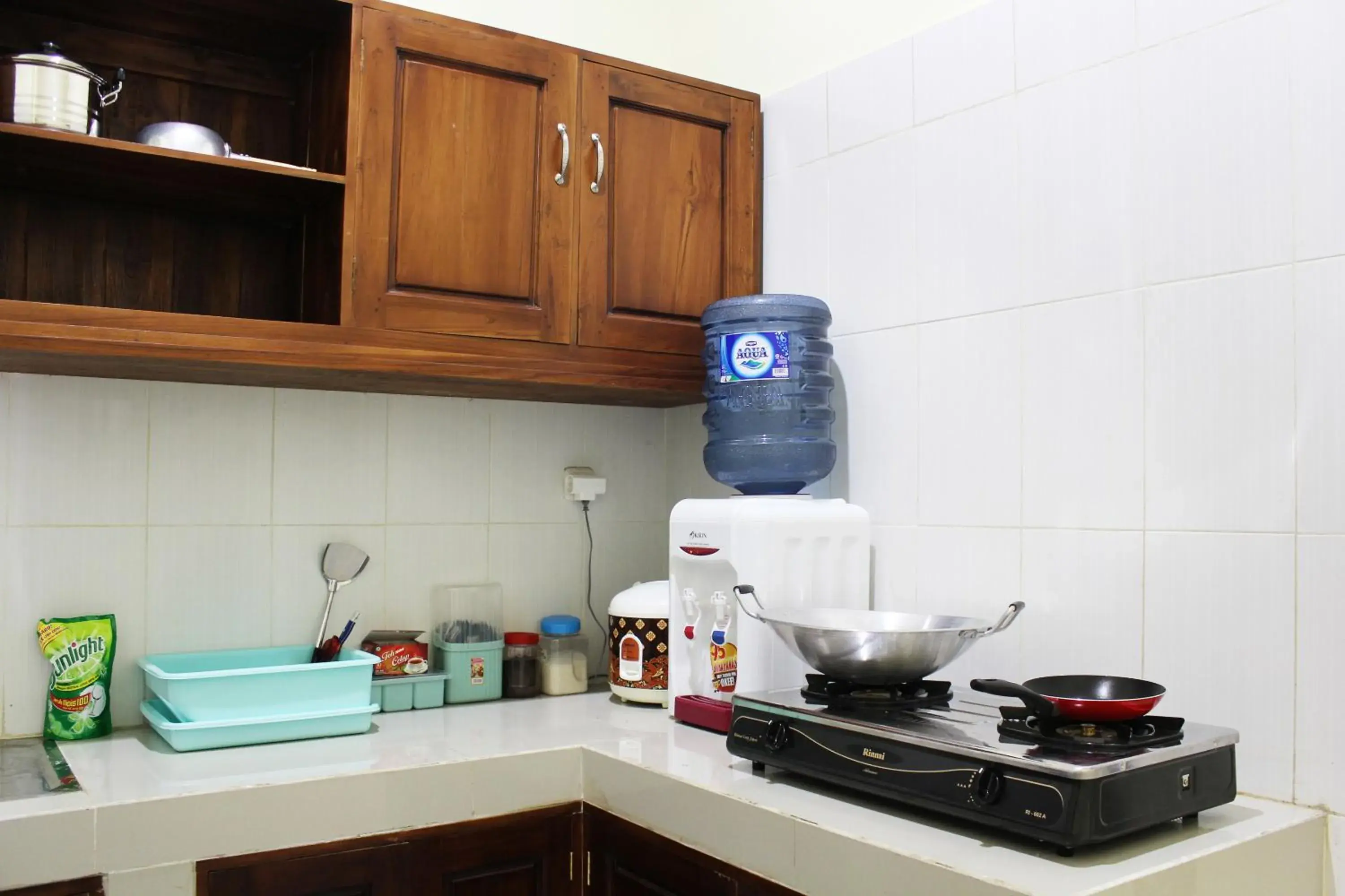 Communal kitchen, Kitchen/Kitchenette in House of Dharmawan