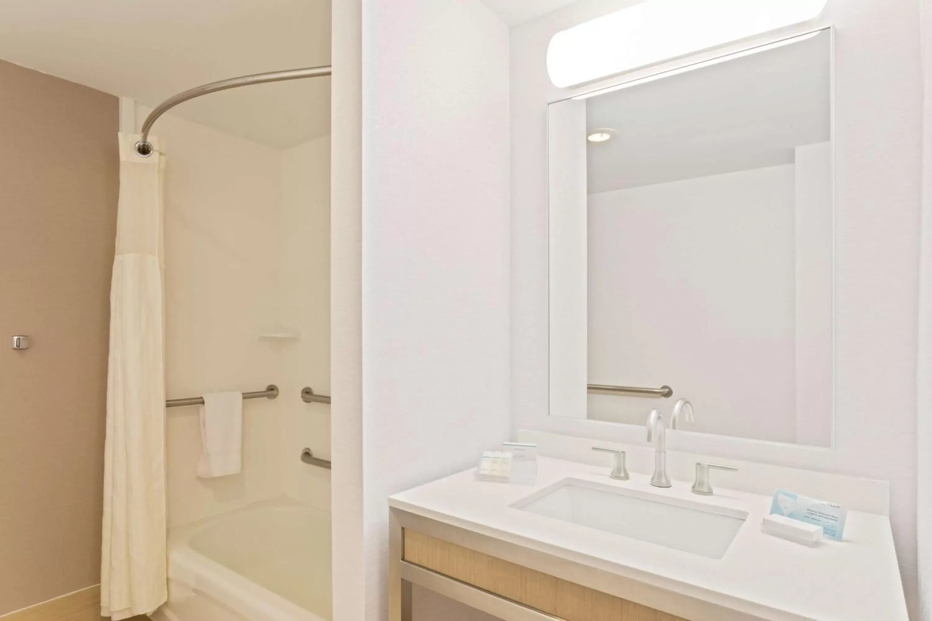 Bathroom in Hilton Garden Inn Ft. Lauderdale SW/Miramar