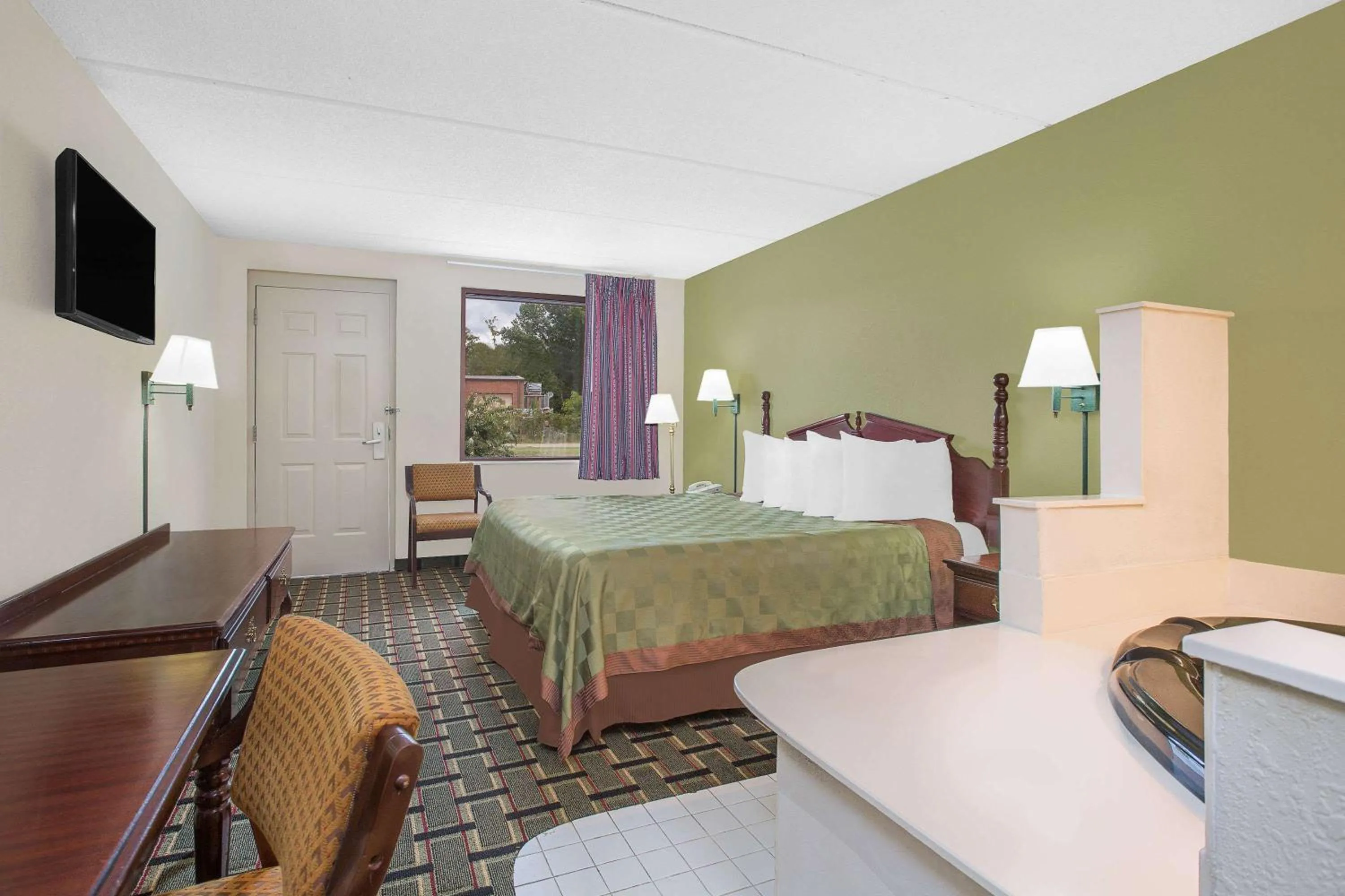 Photo of the whole room, Bed in Days Inn by Wyndham Eufaula AL