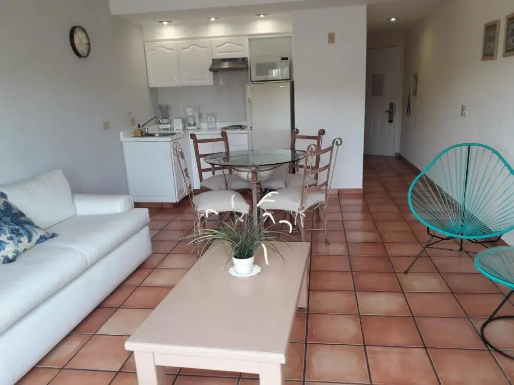 Dining Area in Suites Las Palmas