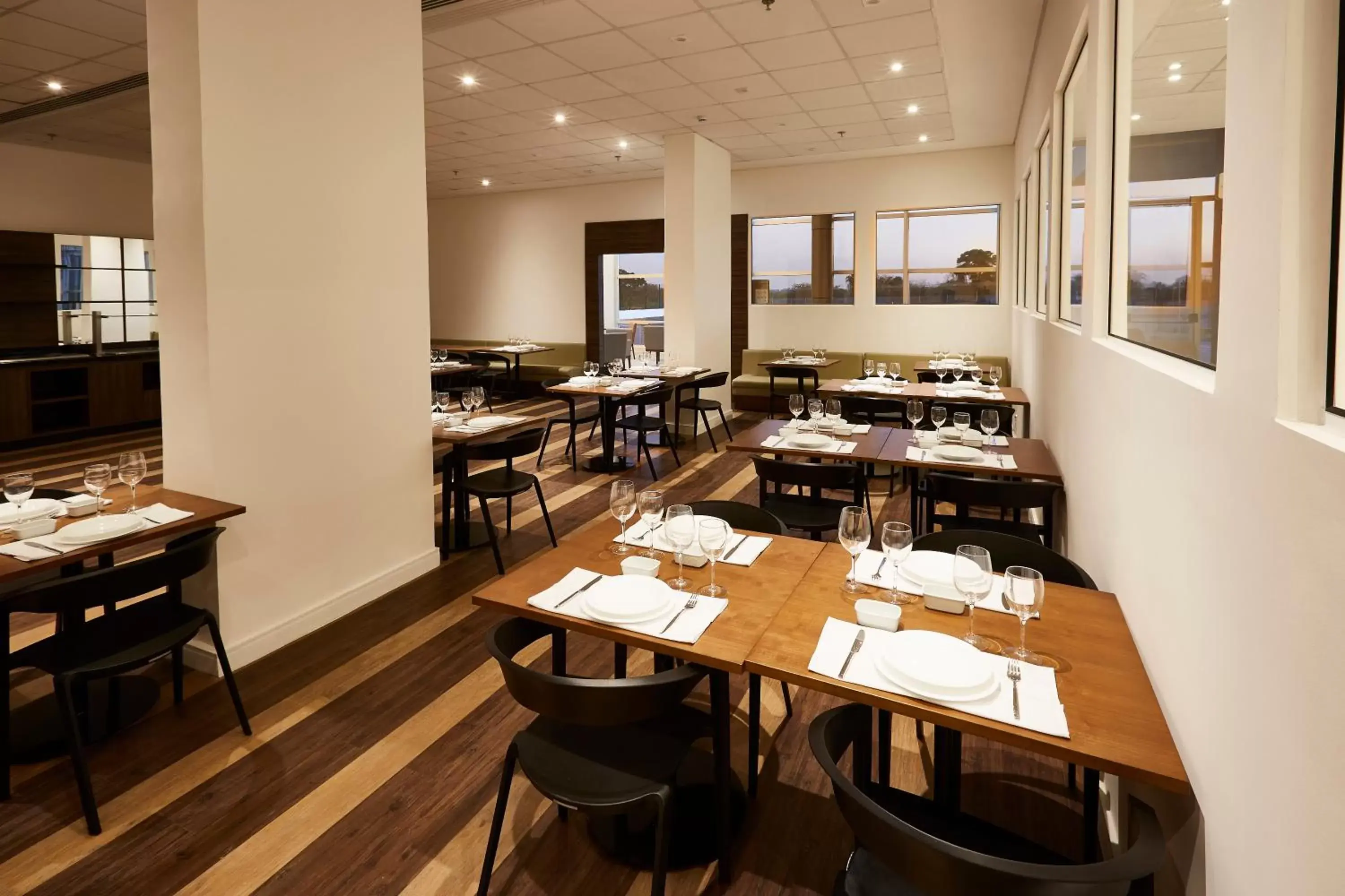 Restaurant/places to eat in Tulip Inn Itaguai Restaurant/places to eat in Tulip Inn Itaguai