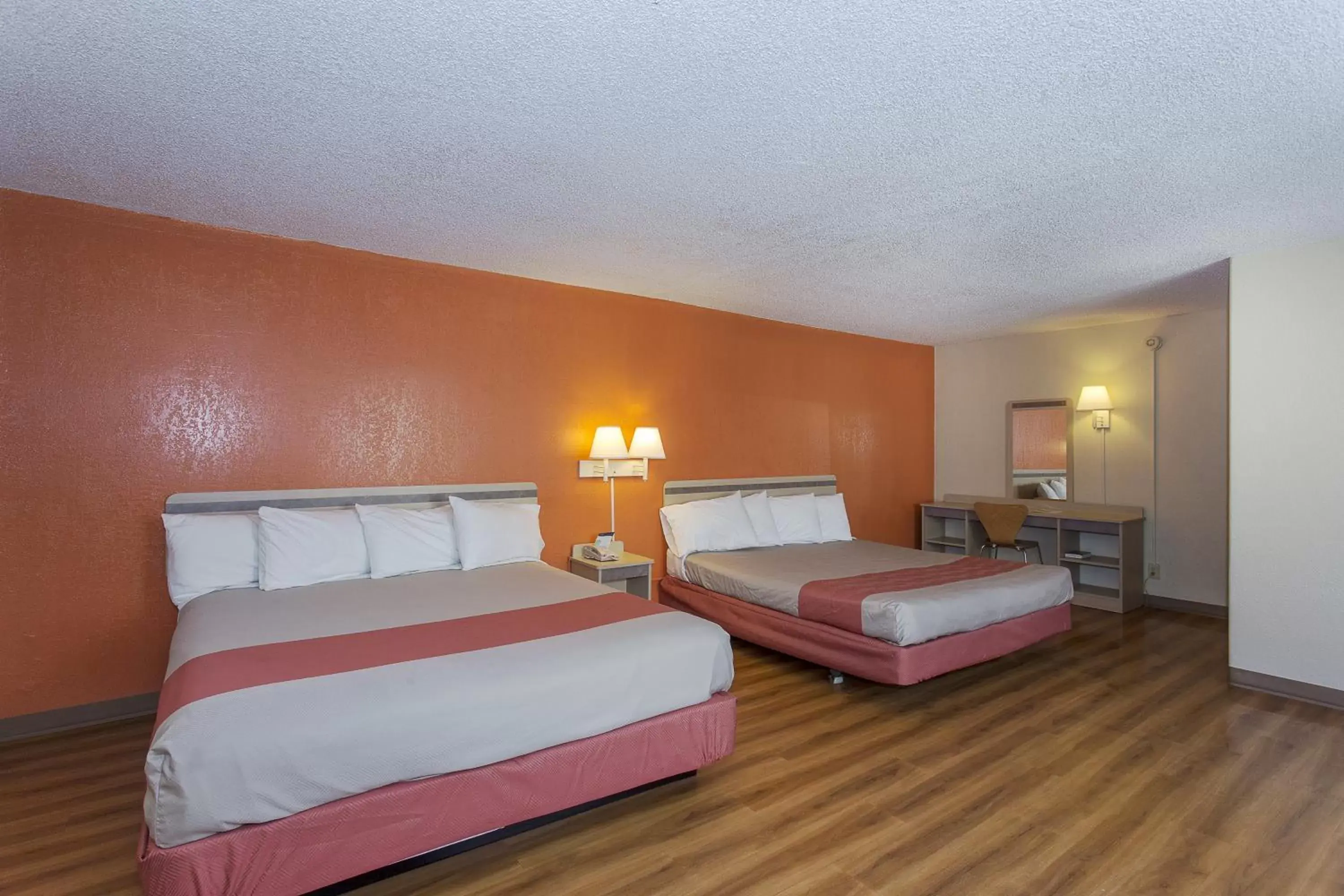 Photo of the whole room, Bed in Motel 6 San Francisco Downtown
