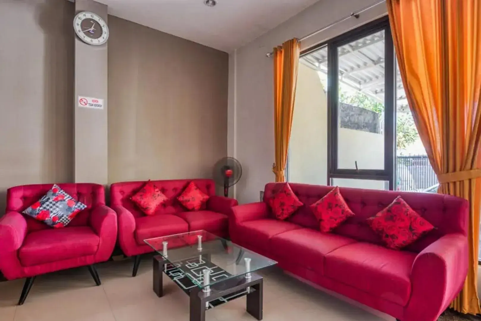 Living room, Seating Area in RedDoorz Syariah near Airlangga University Campus B