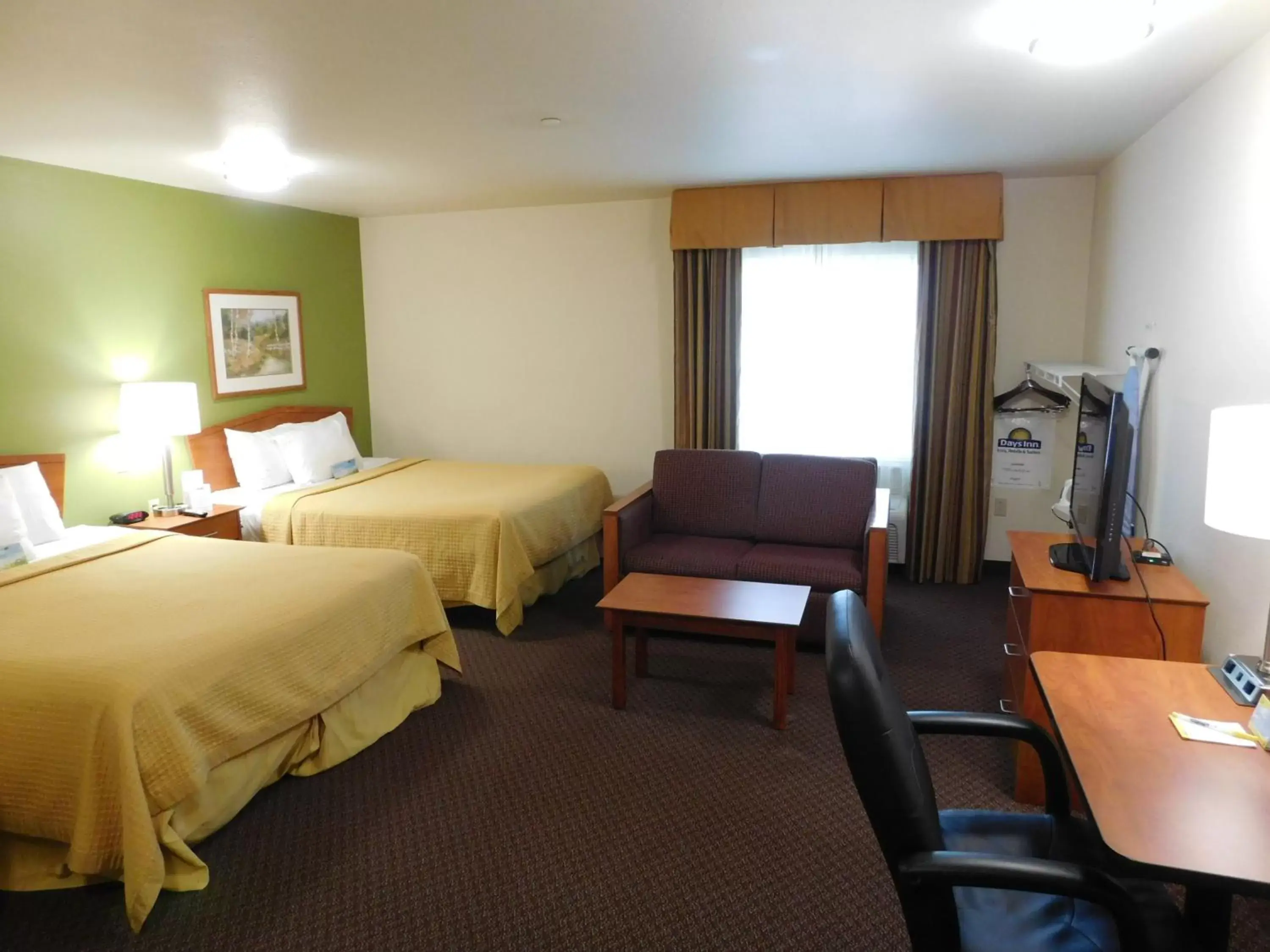 TV and multimedia in Days Inn & Suites by Wyndham Rochester South
