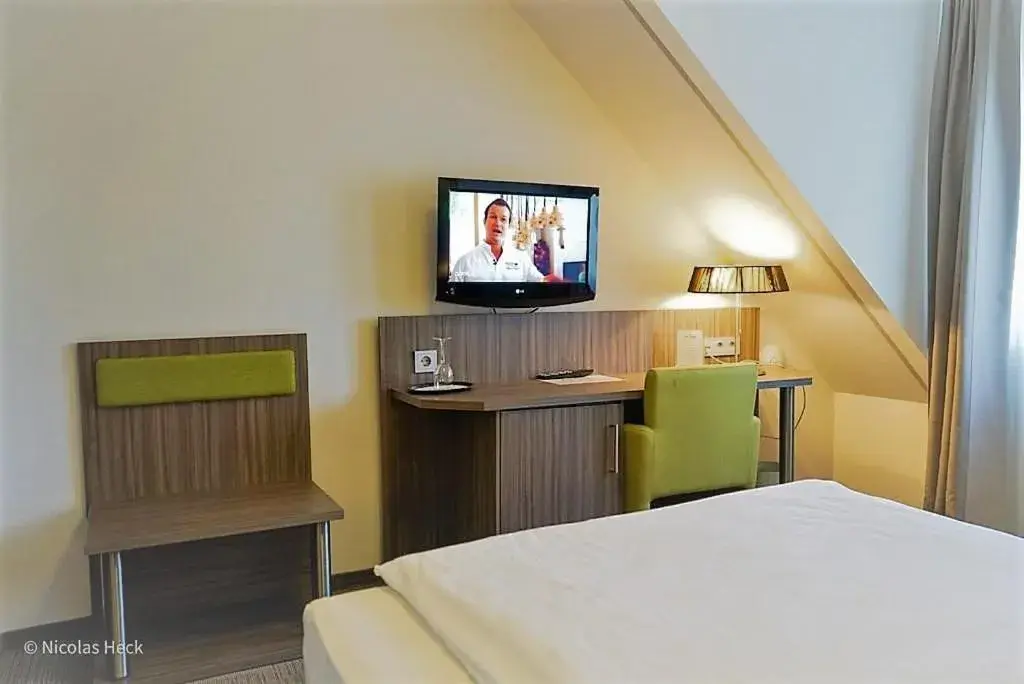 Bed, TV/Entertainment Center in Hotel Ambiente Walldorf