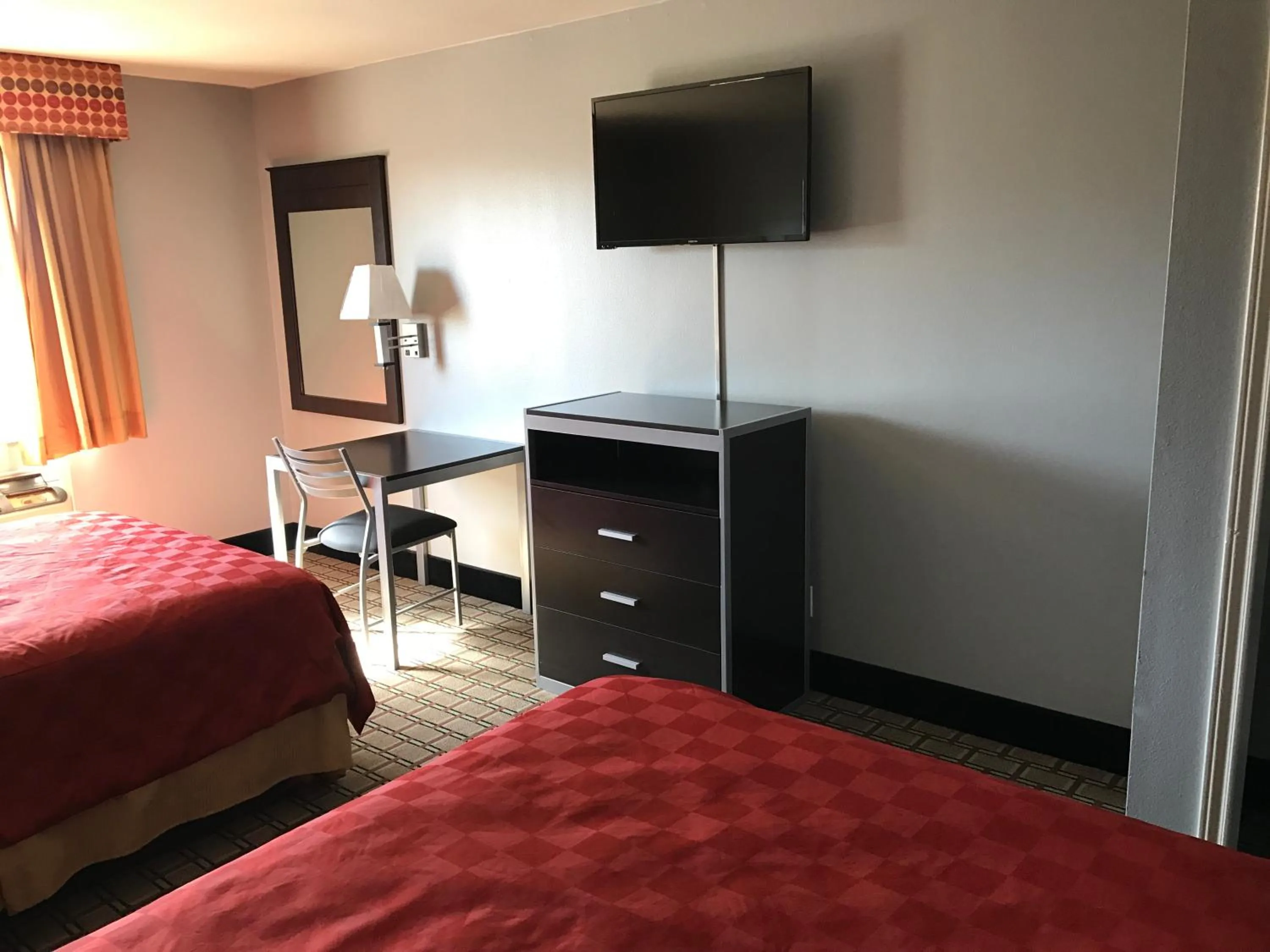 TV and multimedia, Bed in Express Inn Weslaco/Mercedes