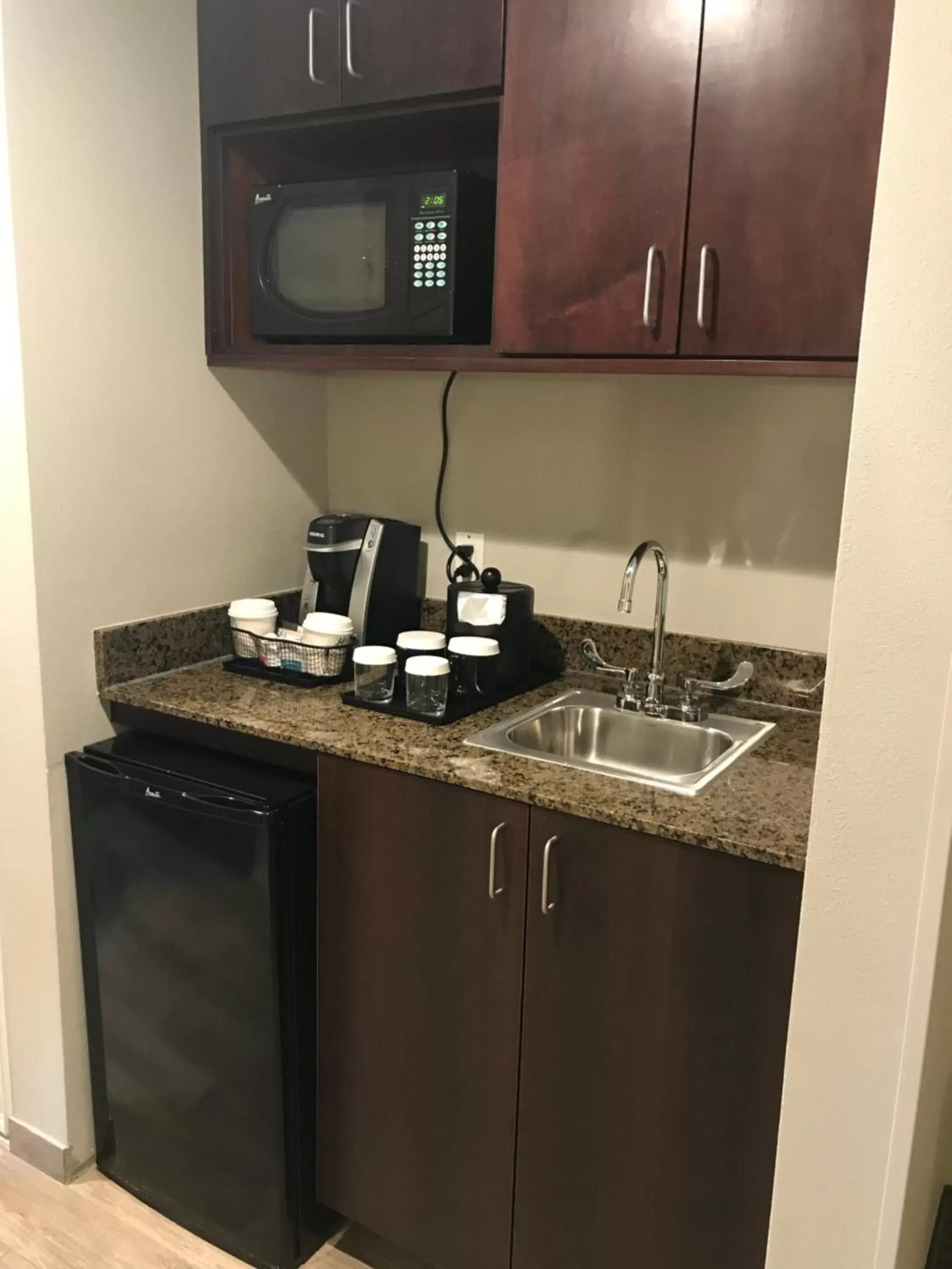 Coffee/tea facilities, Kitchen/Kitchenette in Holiday Inn Hotel and Suites Albuquerque - North Interstate 25, an IHG Hotel