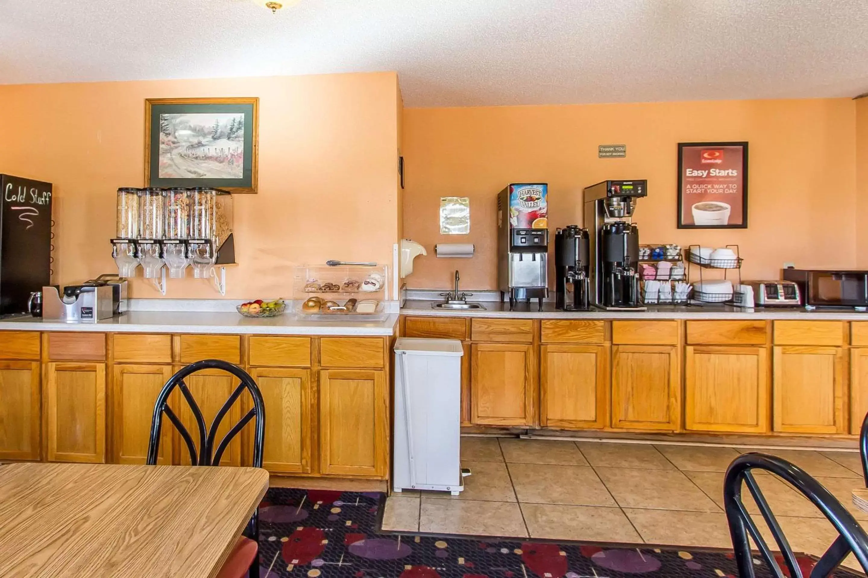 Restaurant/places to eat, Kitchen/Kitchenette in Econo Lodge Inn & Suites