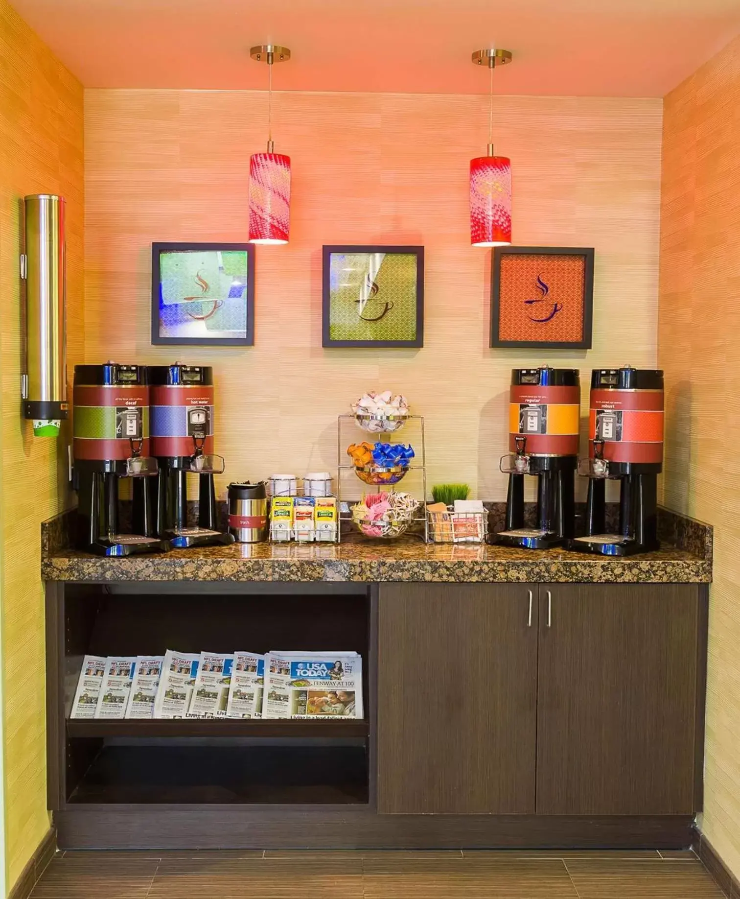 Dining area in Hampton Inn and Suites Tulsa Central